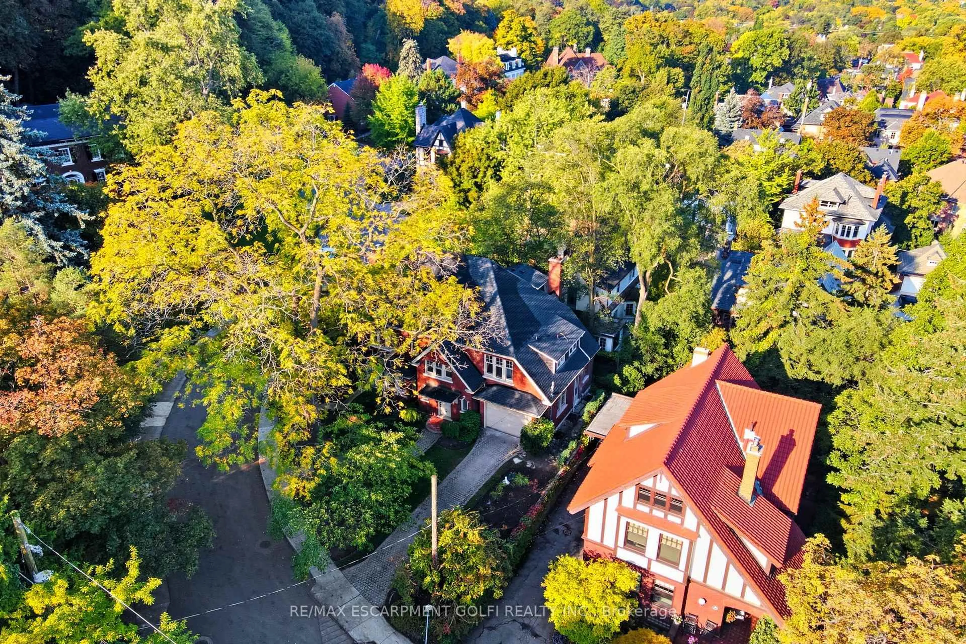 A pic from outside/outdoor area/front of a property/back of a property/a pic from drone, unknown for 18 Inglewood Dr, Hamilton Ontario L8P 2T2