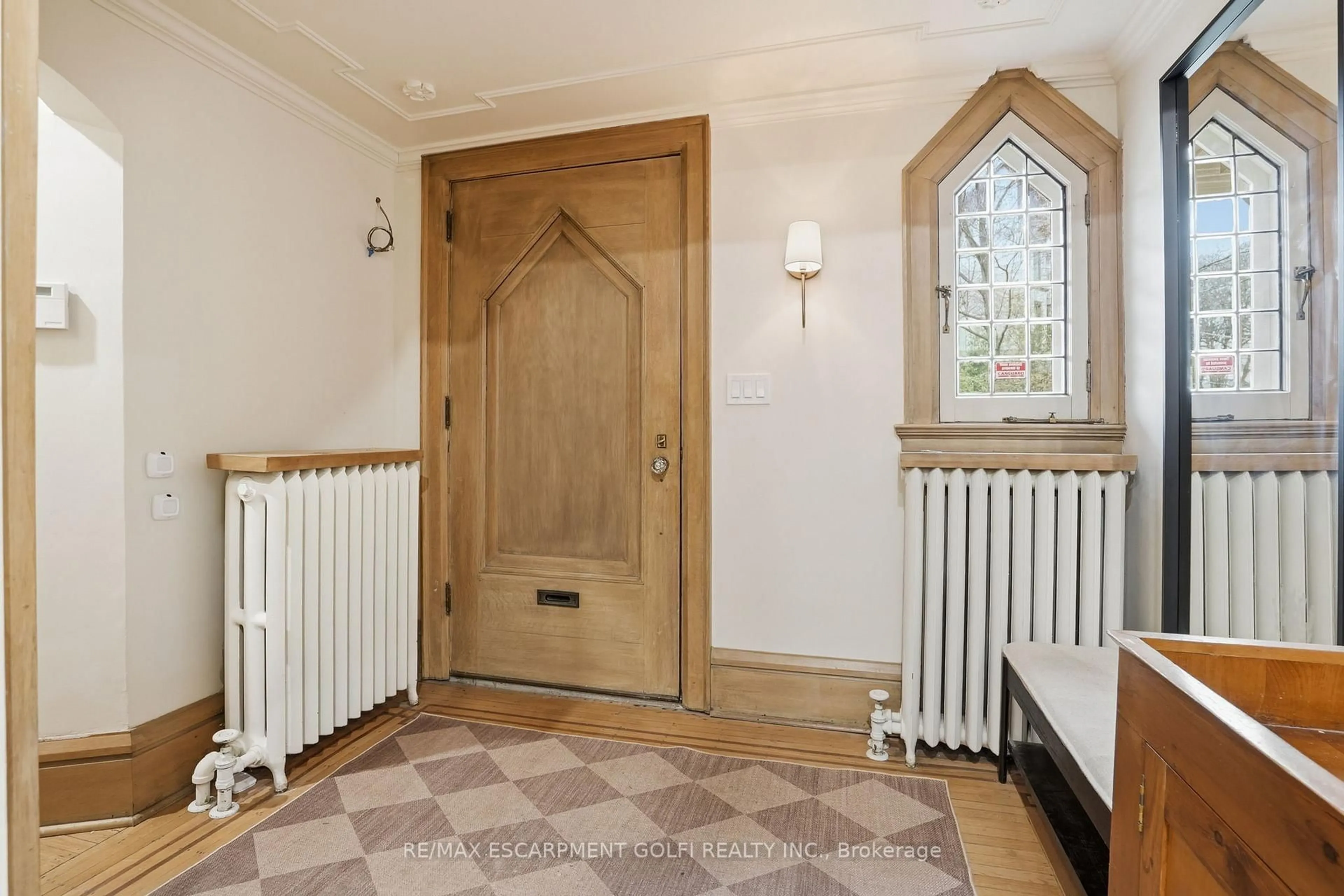 Indoor foyer for 18 Inglewood Dr, Hamilton Ontario L8P 2T2