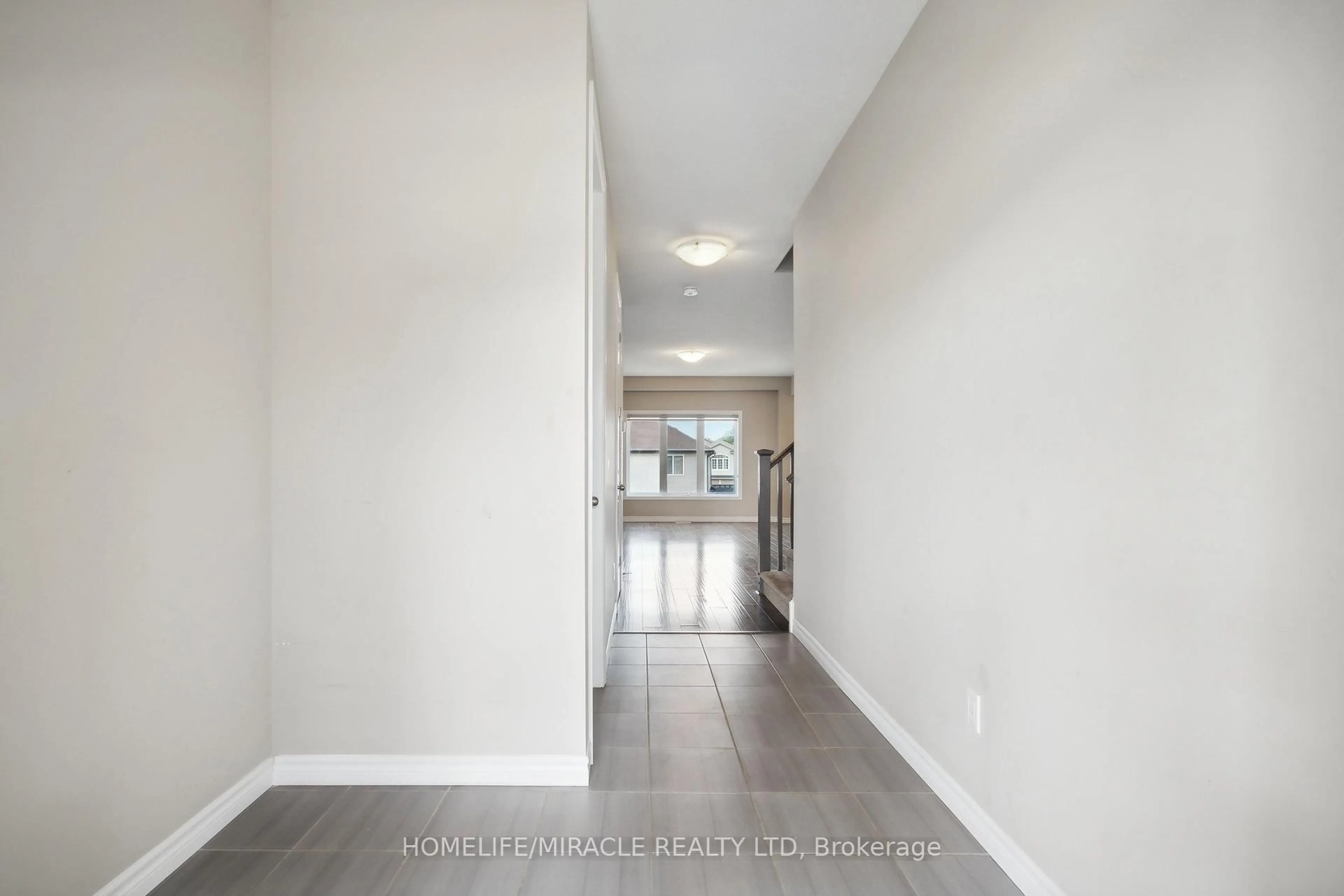 Indoor entryway for 2823 Asima Dr, London South Ontario N6M 0B4
