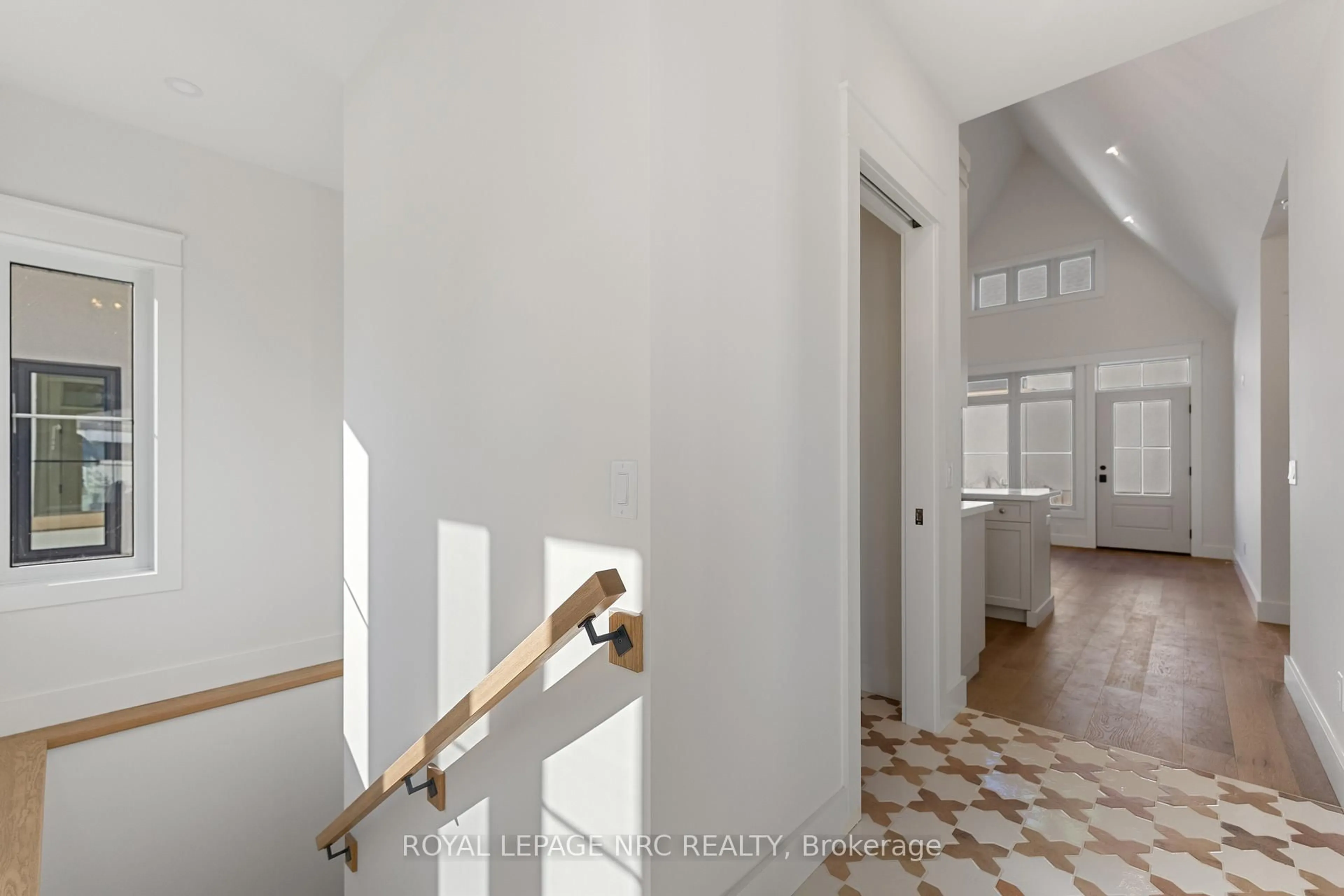 Indoor foyer for 4050 Glenspring Rd, Fort Erie Ontario L0S 1B0