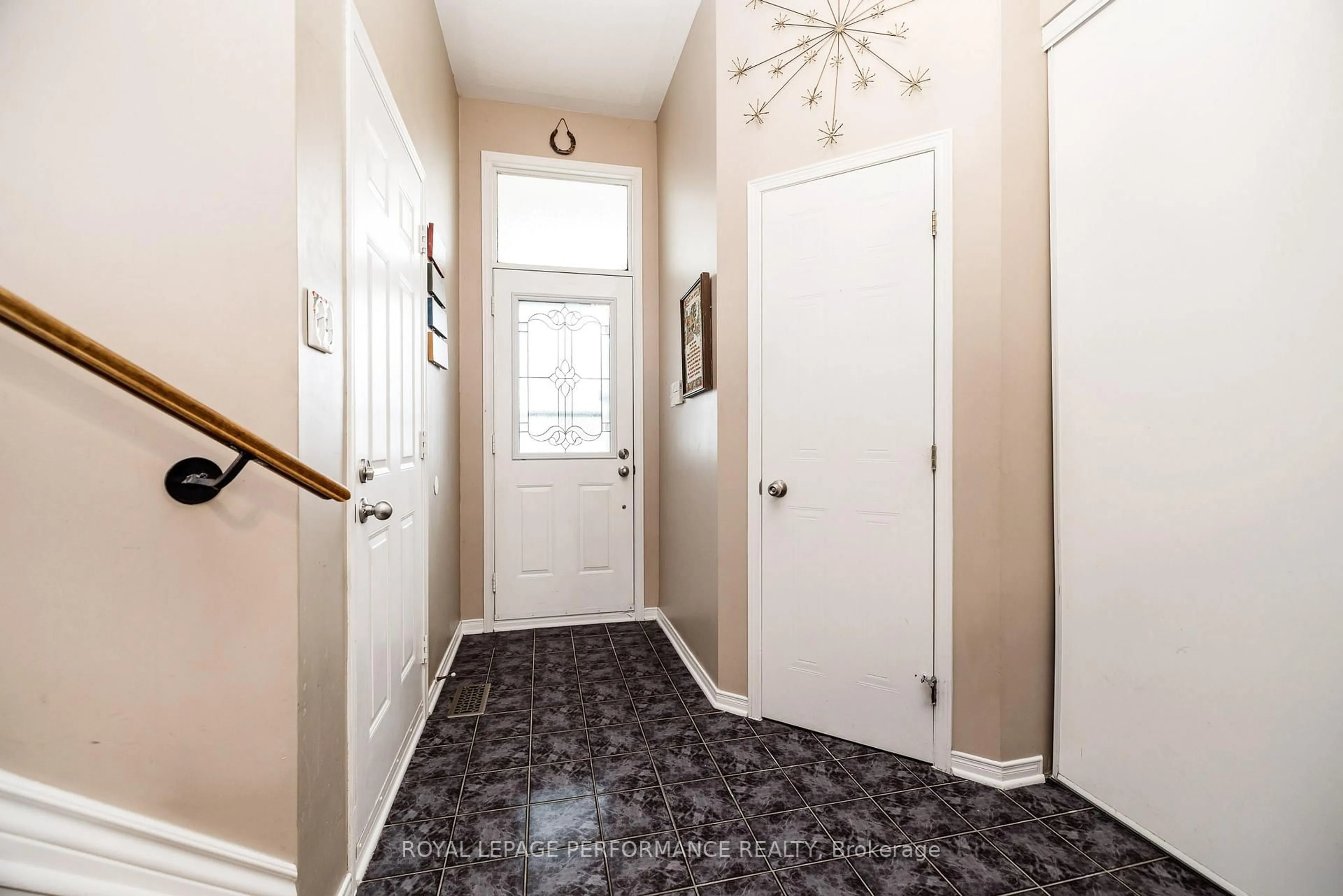 Indoor entryway for 1893 Hennessy Cres, Ottawa Ontario K4A 3X8