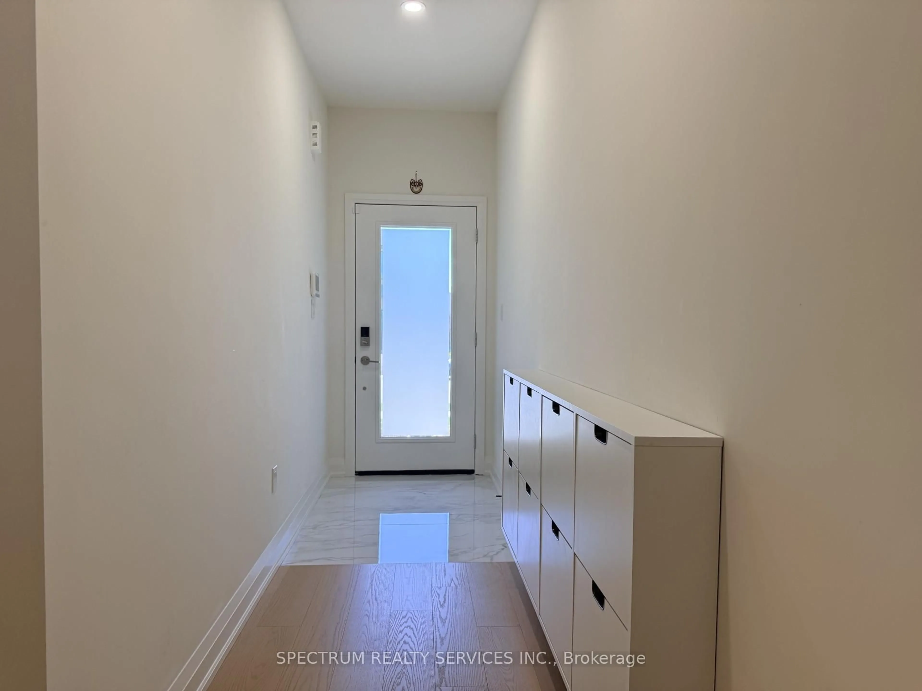 Indoor entryway for 7436 Matteo Dr, Niagara Falls Ontario L2H 3T3