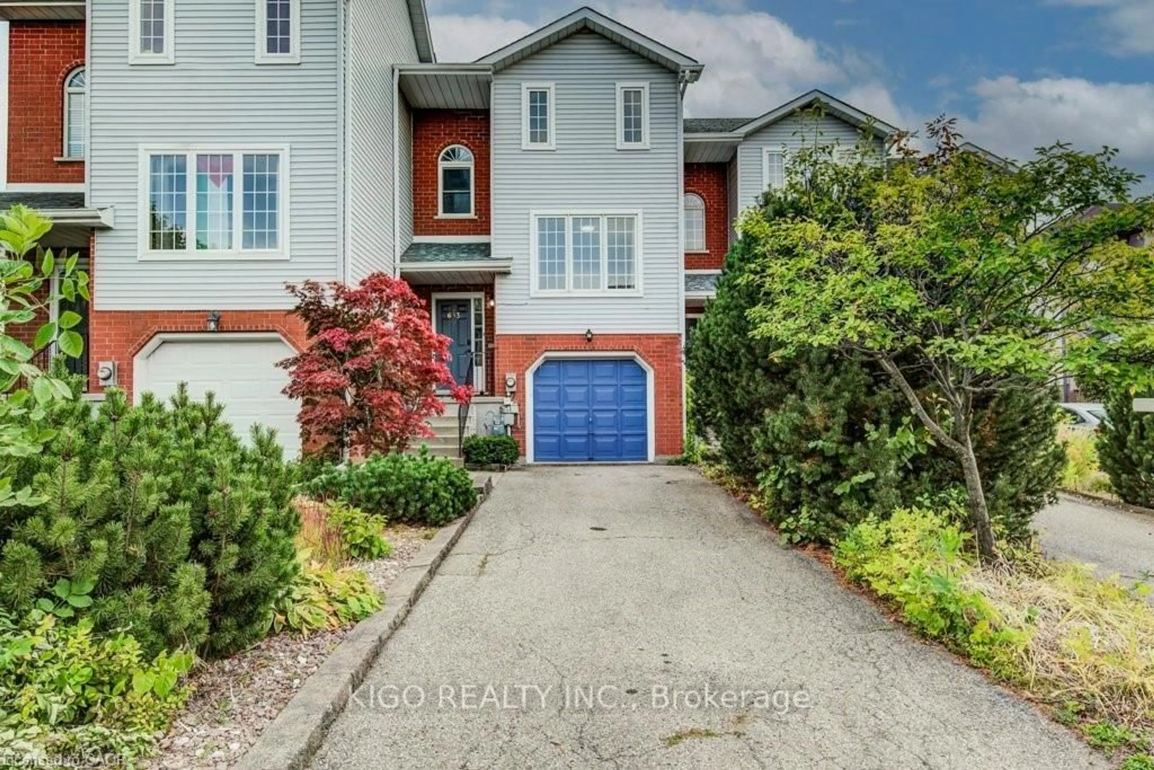 A pic from outside/outdoor area/front of a property/back of a property/a pic from drone, street for 633 Grange Cres, Waterloo Ontario N2T 2L9