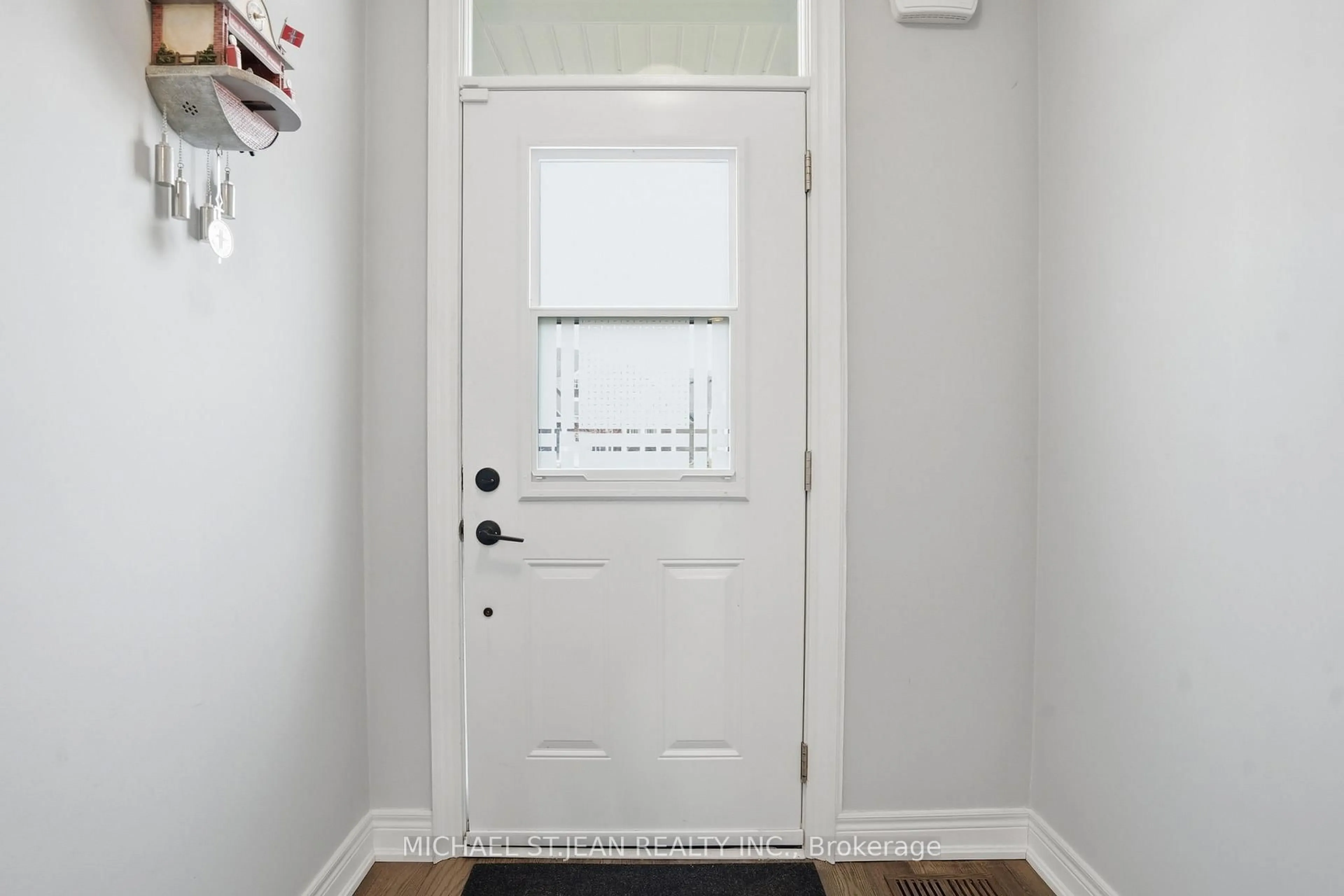 Indoor entryway for 65 Paradise Grve, Niagara-on-the-Lake Ontario L0S 1T0