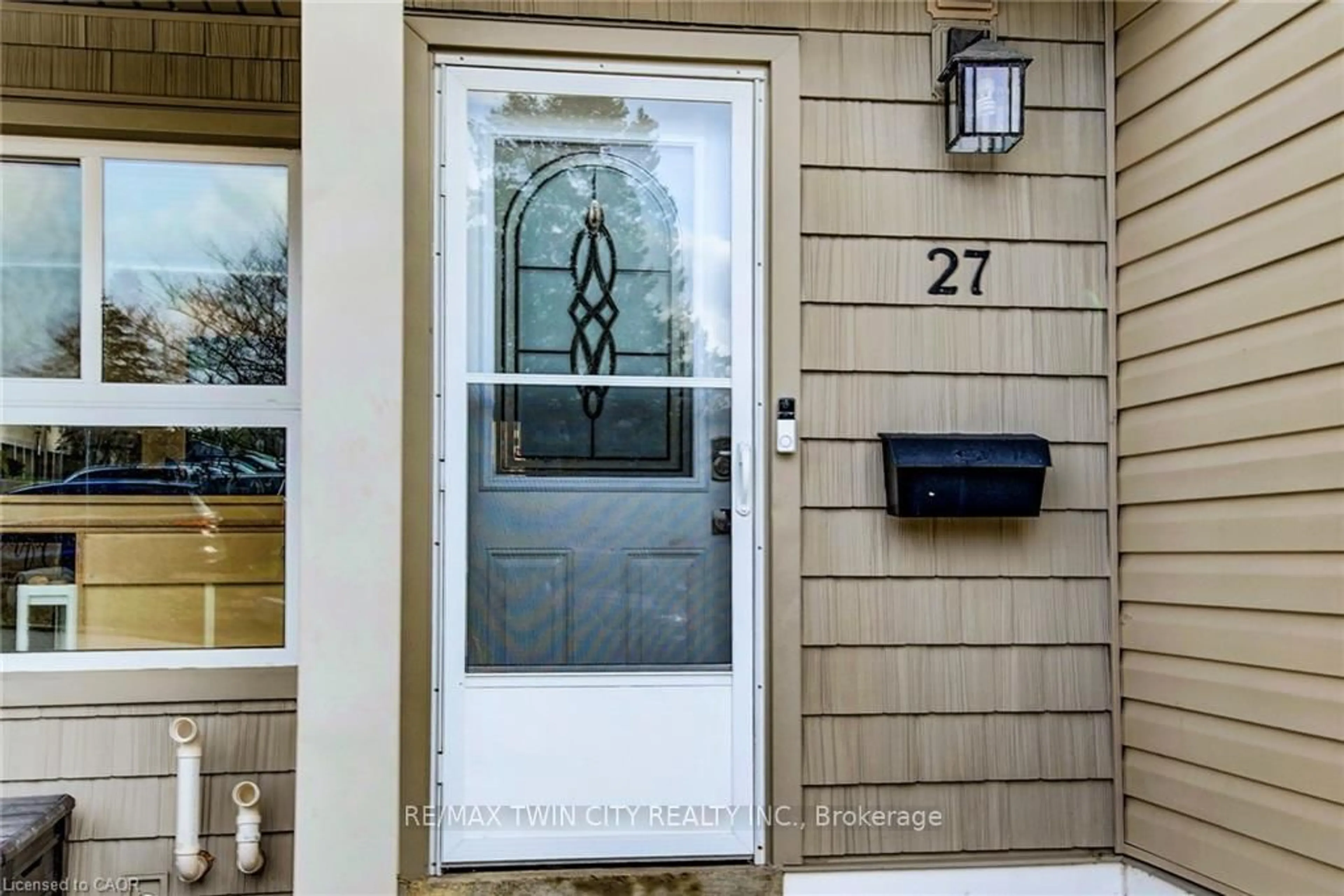 Indoor entryway for 15 GREEN VALLEY Dr #27, Kitchener Ontario N2P 1K7