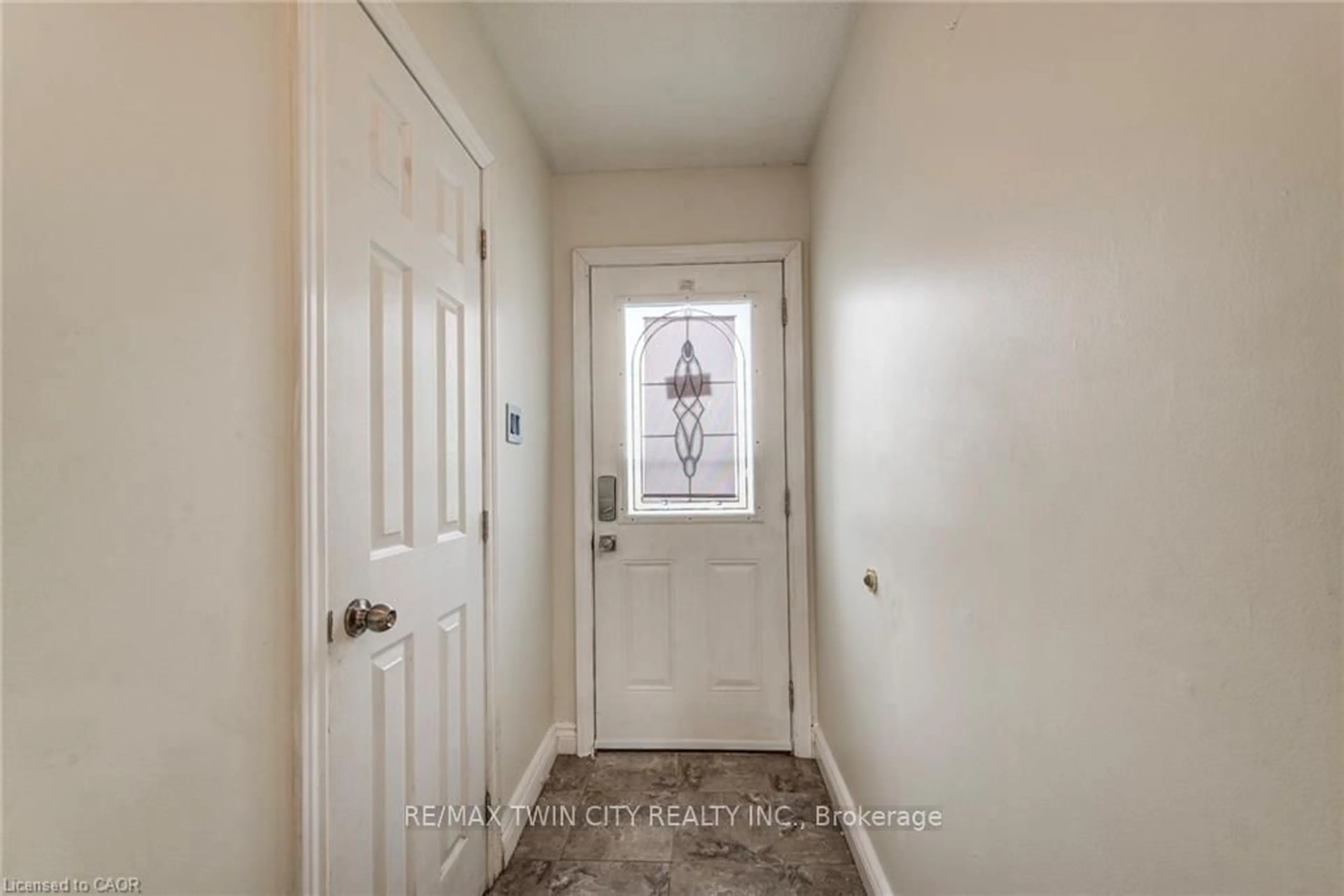 Indoor entryway for 15 GREEN VALLEY Dr #27, Kitchener Ontario N2P 1K7