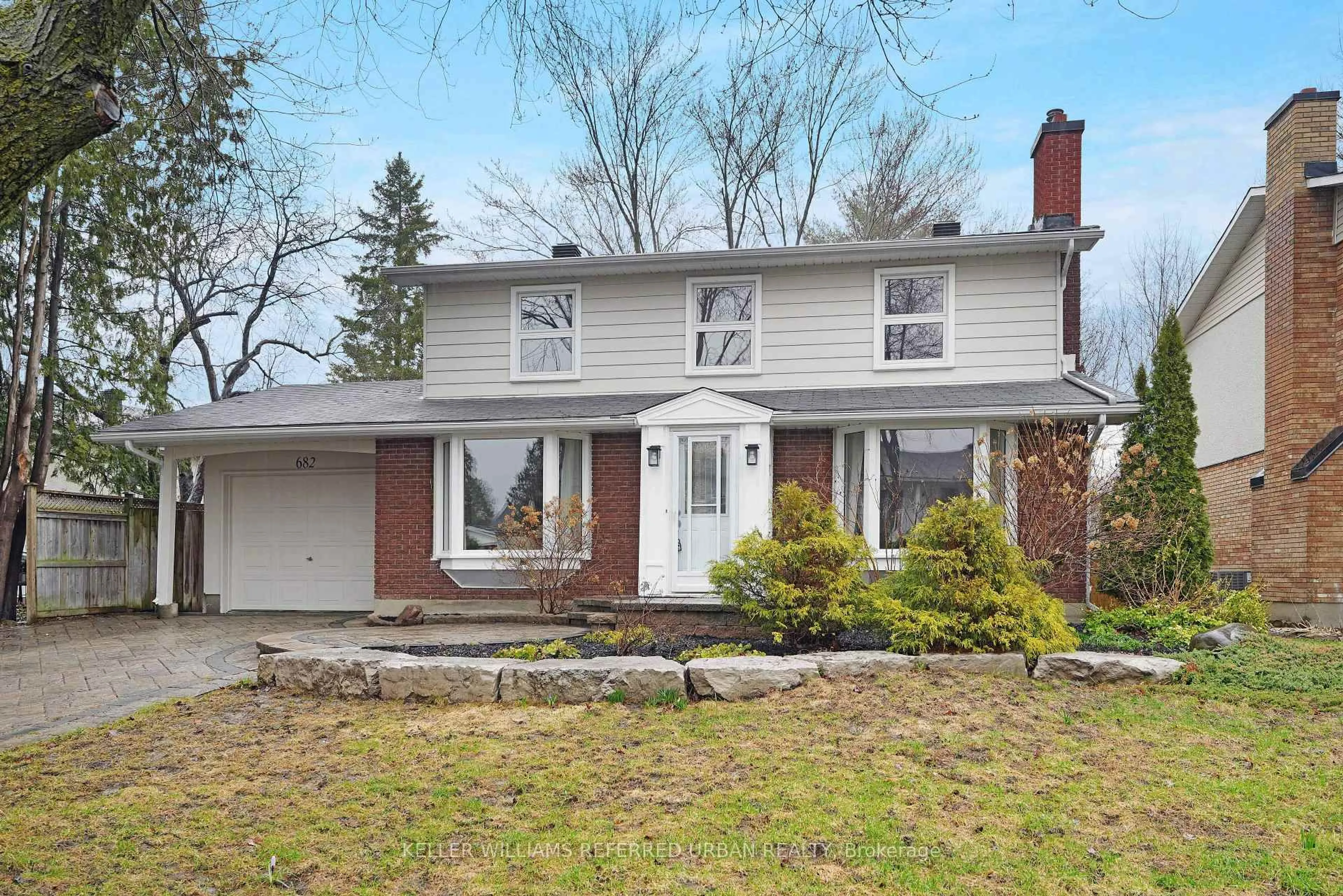 Home with vinyl exterior material, street for 682 Glenhurst Cres, Ottawa Ontario K1J 7B7