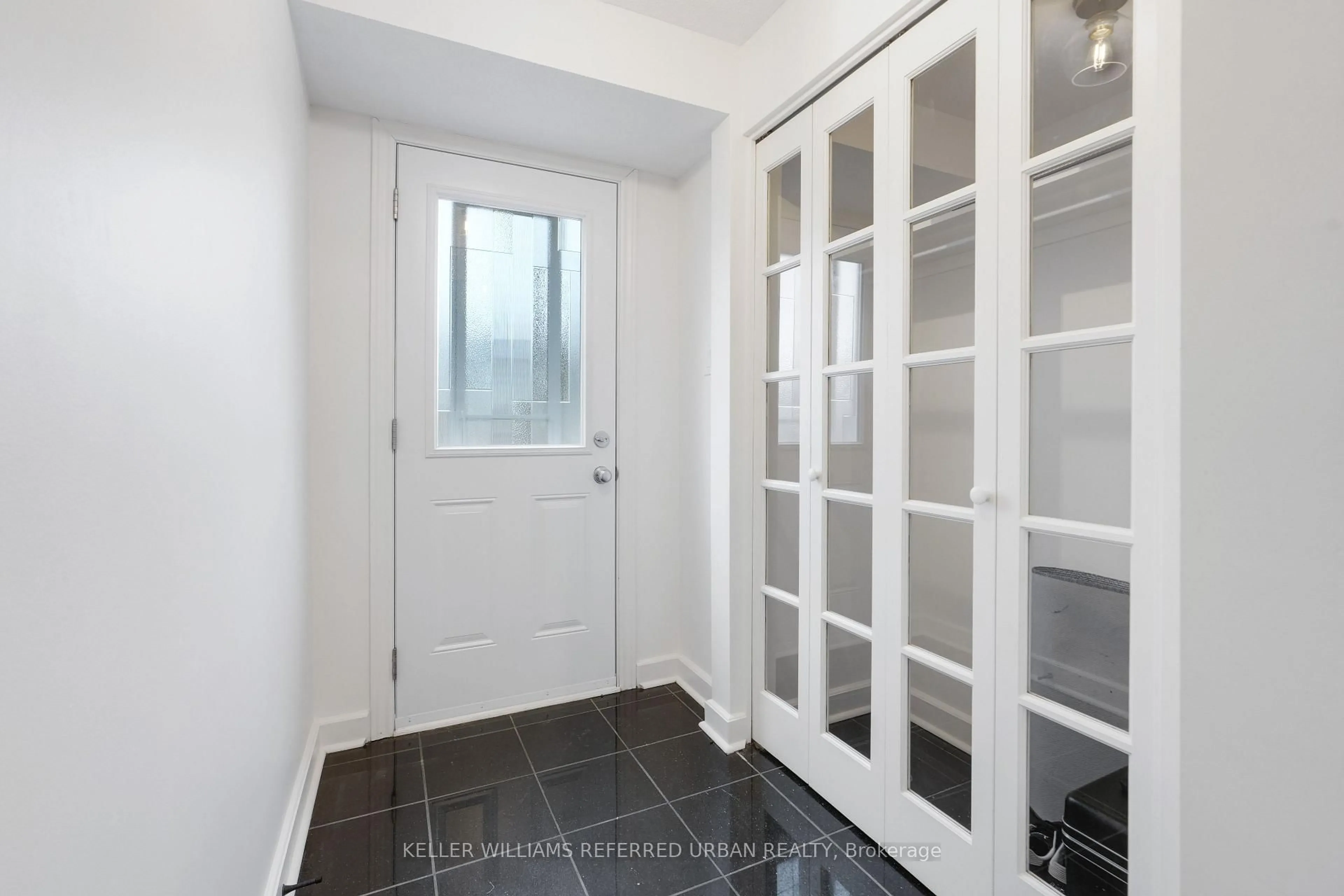 Indoor entryway for 682 Glenhurst Cres, Ottawa Ontario K1J 7B7