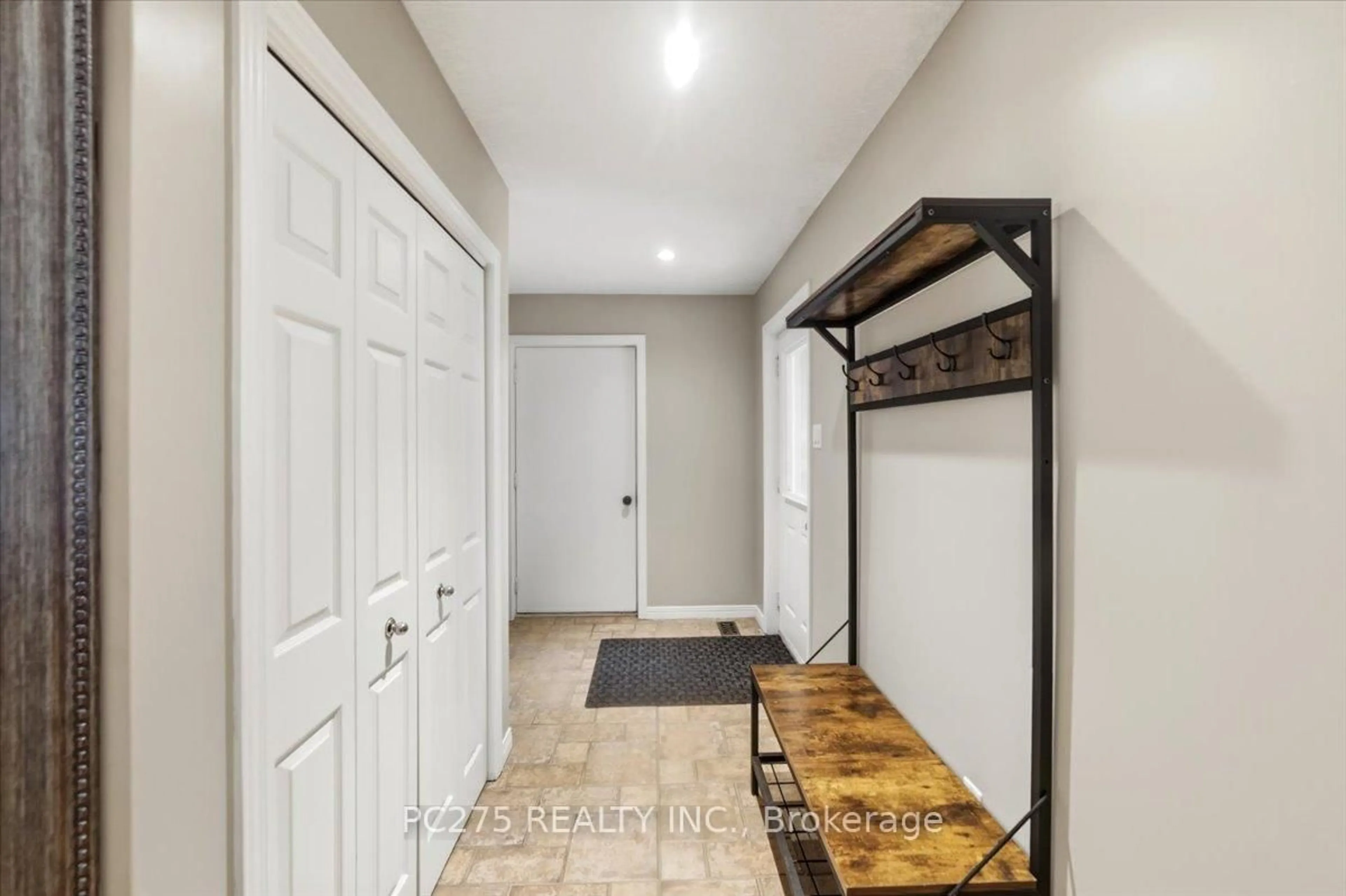 Indoor entryway for 105 Gibson Cres, Lucan Biddulph Ontario N0M 2J0