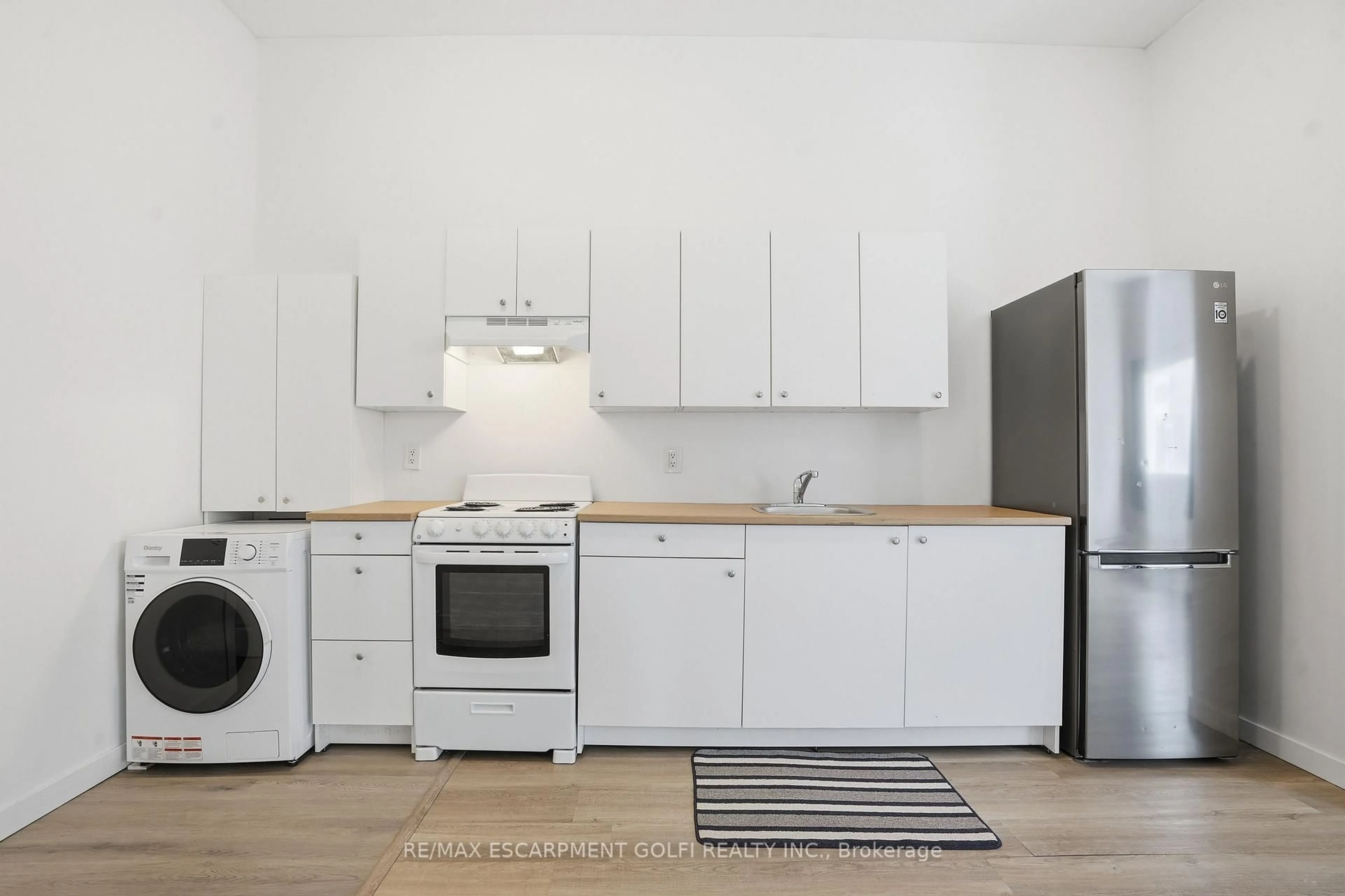 Standard kitchen, unknown for 14 Avenue Pl, Welland Ontario L3B 4B1