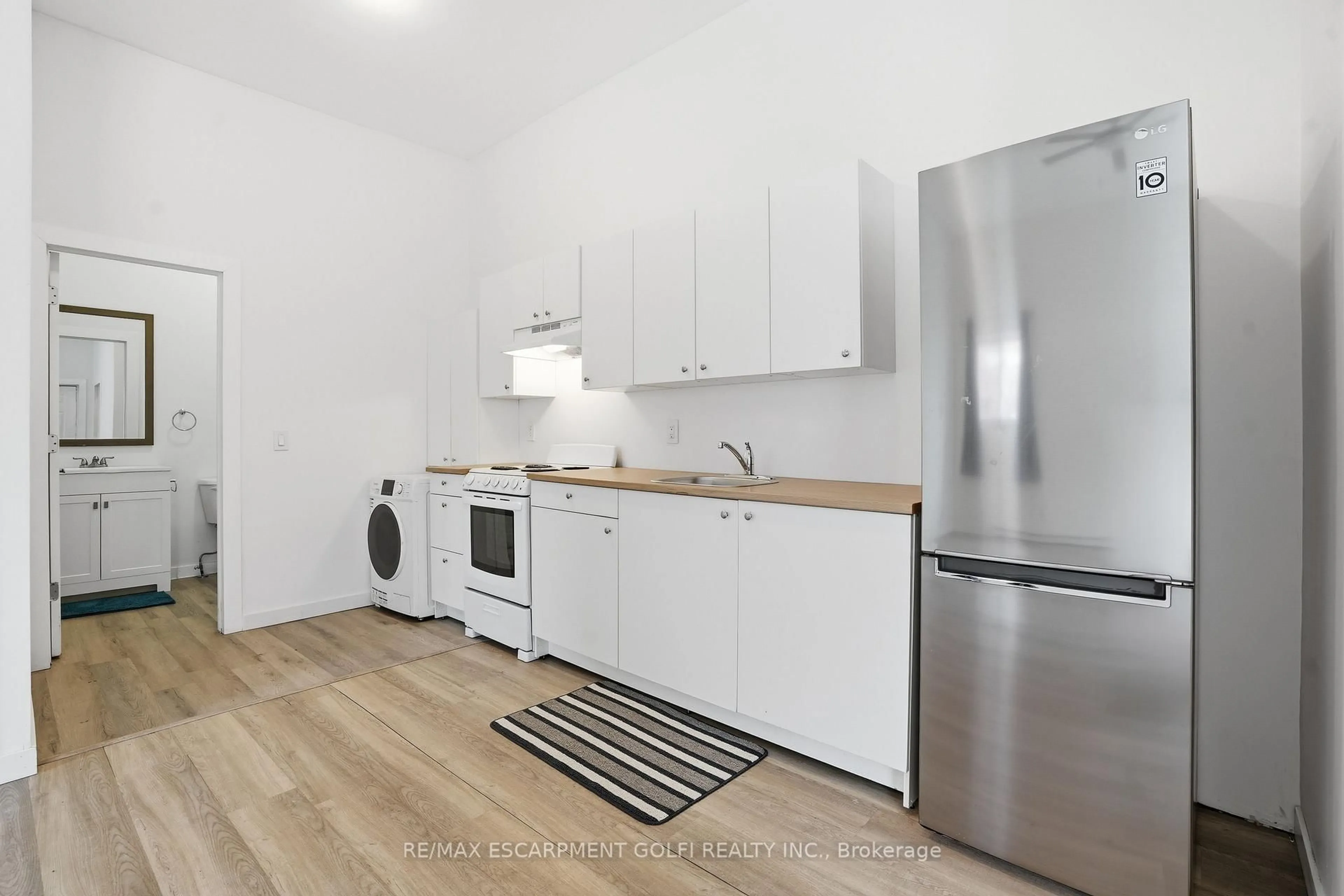 Standard kitchen, unknown for 14 Avenue Pl, Welland Ontario L3B 4B1