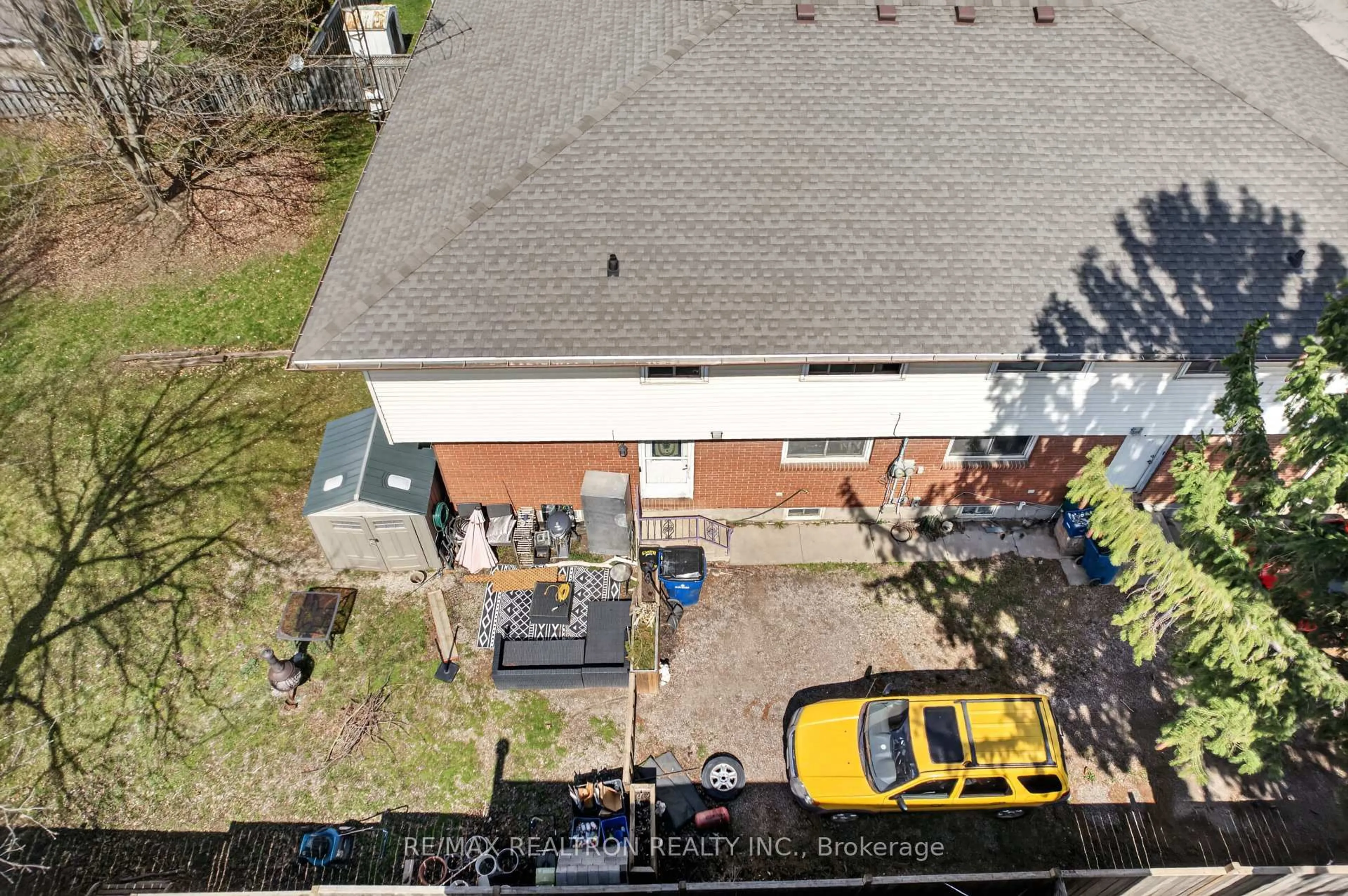 A pic from outside/outdoor area/front of a property/back of a property/a pic from drone, unknown for 47 Sherman St, Chatham-Kent Ontario N0P 1A0