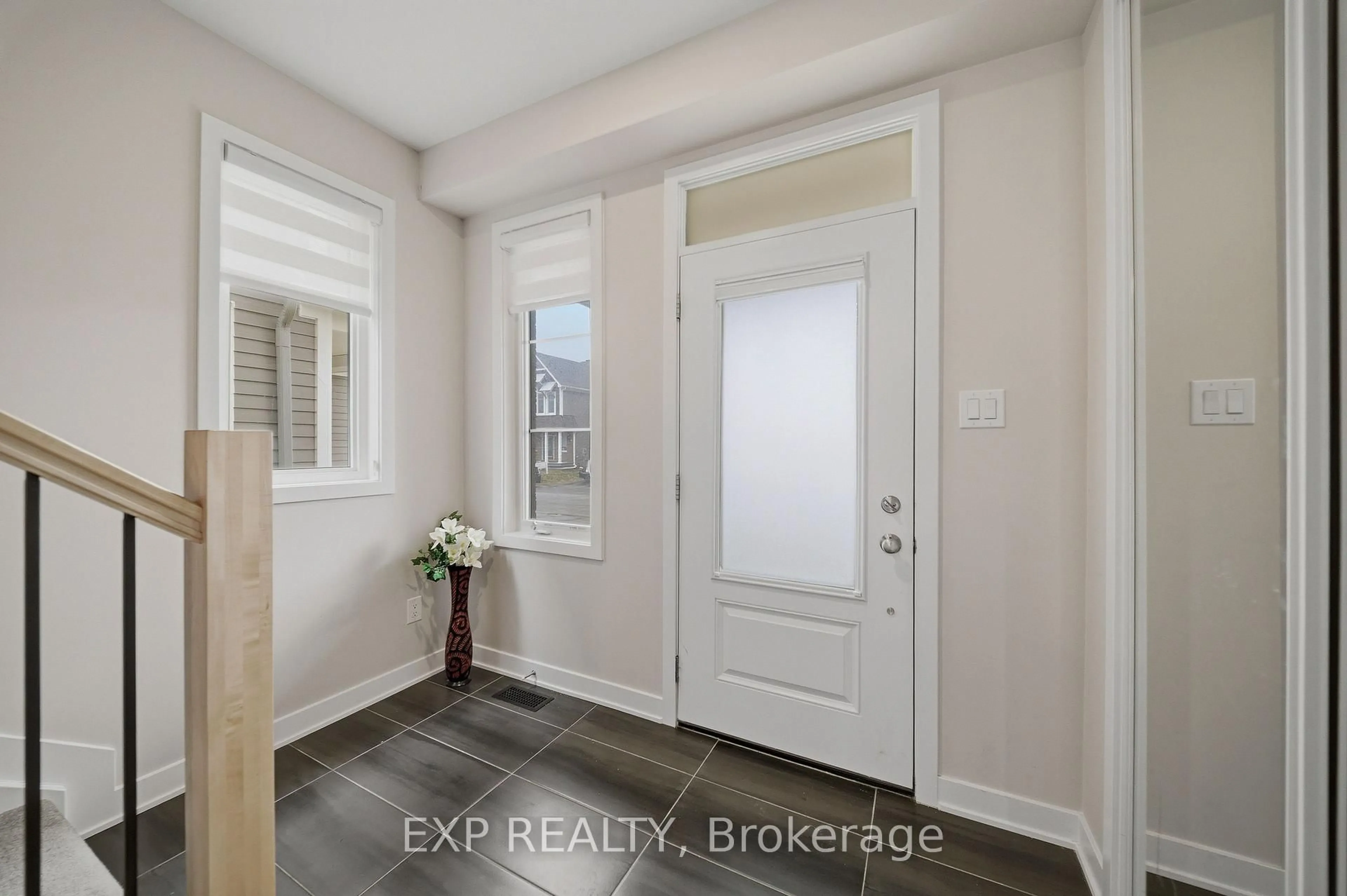 Indoor entryway for 658 TERRIER Circ, Richmond Ontario K0A 2Z0