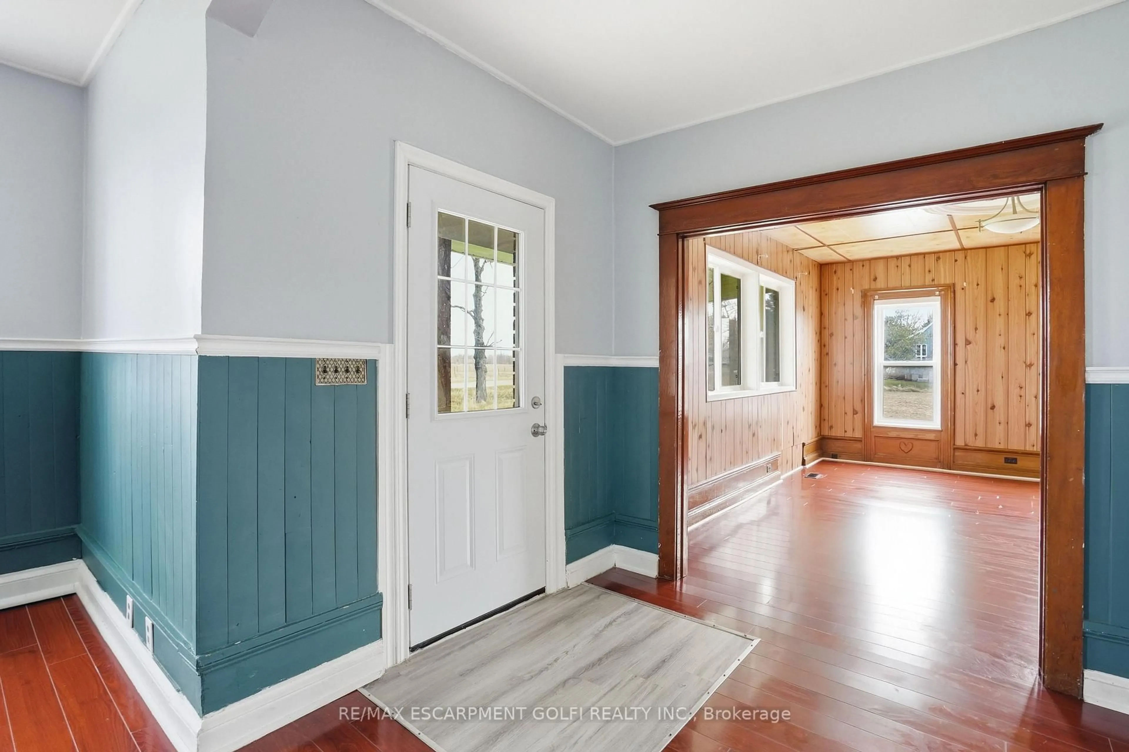 Indoor entryway for 53 Young Rd, Haldimand Ontario N1A 2W7