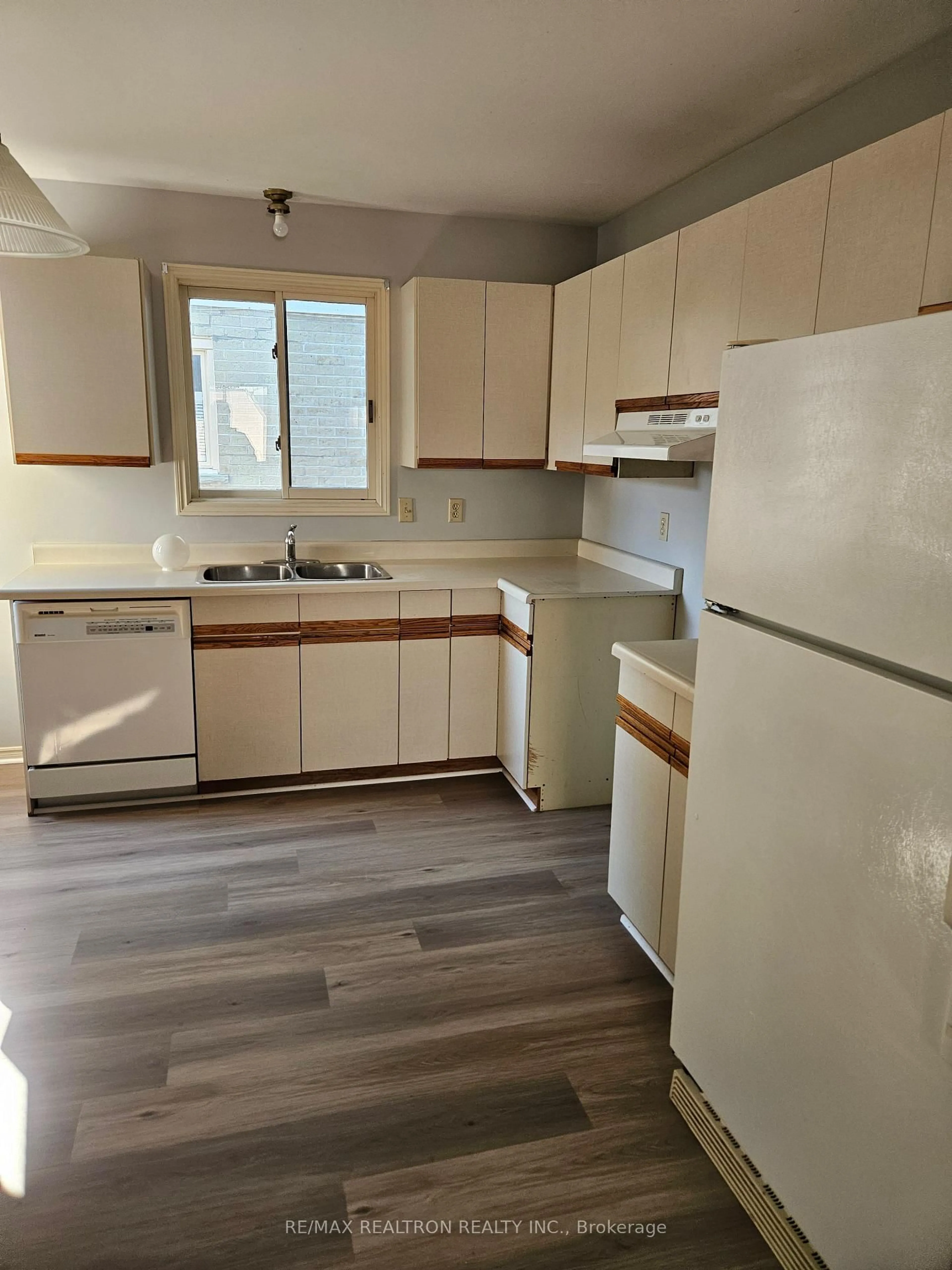Standard kitchen, unknown for 14 Brandy Lane Rd, London North Ontario N6G 4S3