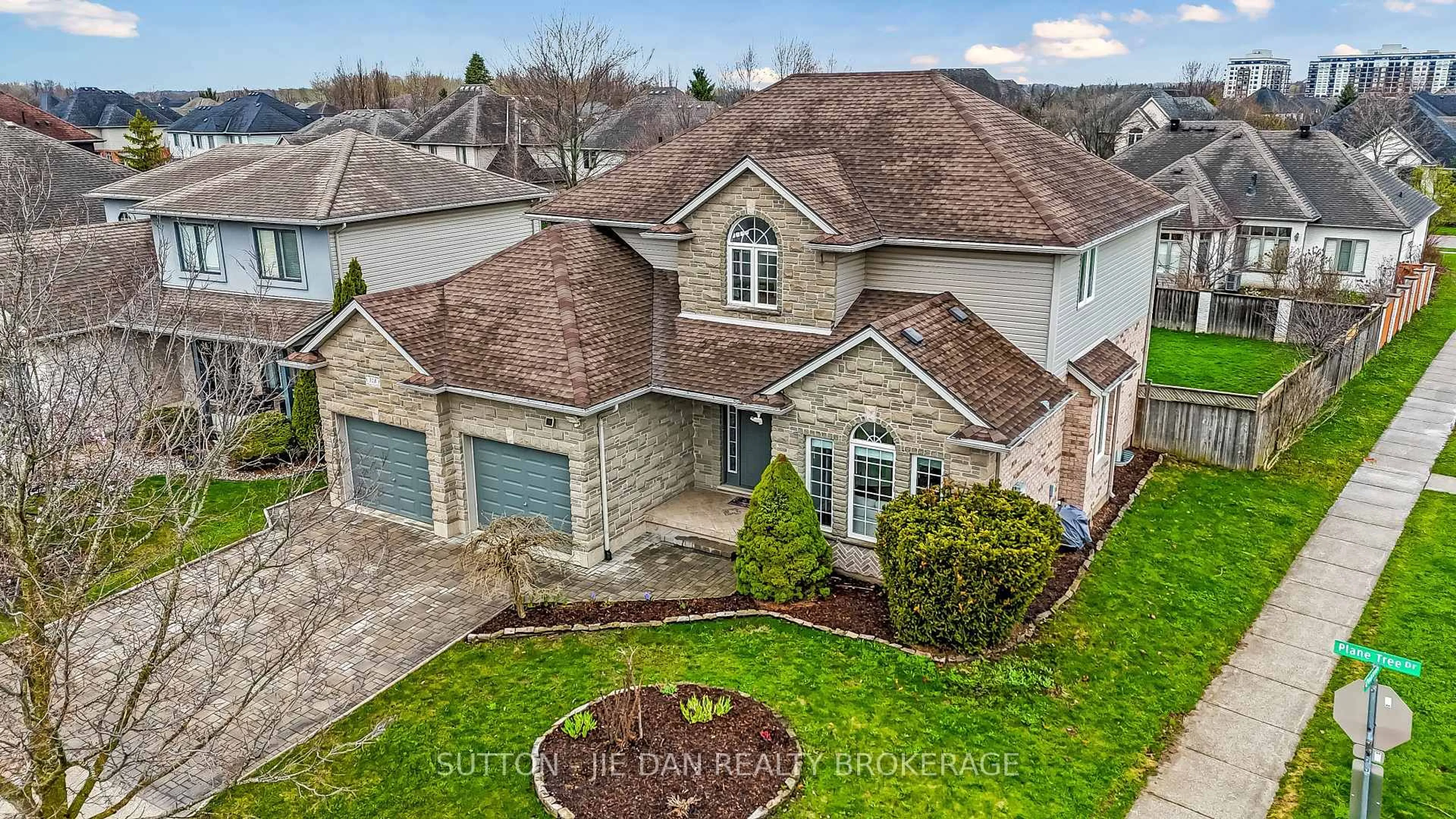 A pic from outside/outdoor area/front of a property/back of a property/a pic from drone, street for 328 Plane Tree Dr, London North Ontario N6G 5J4