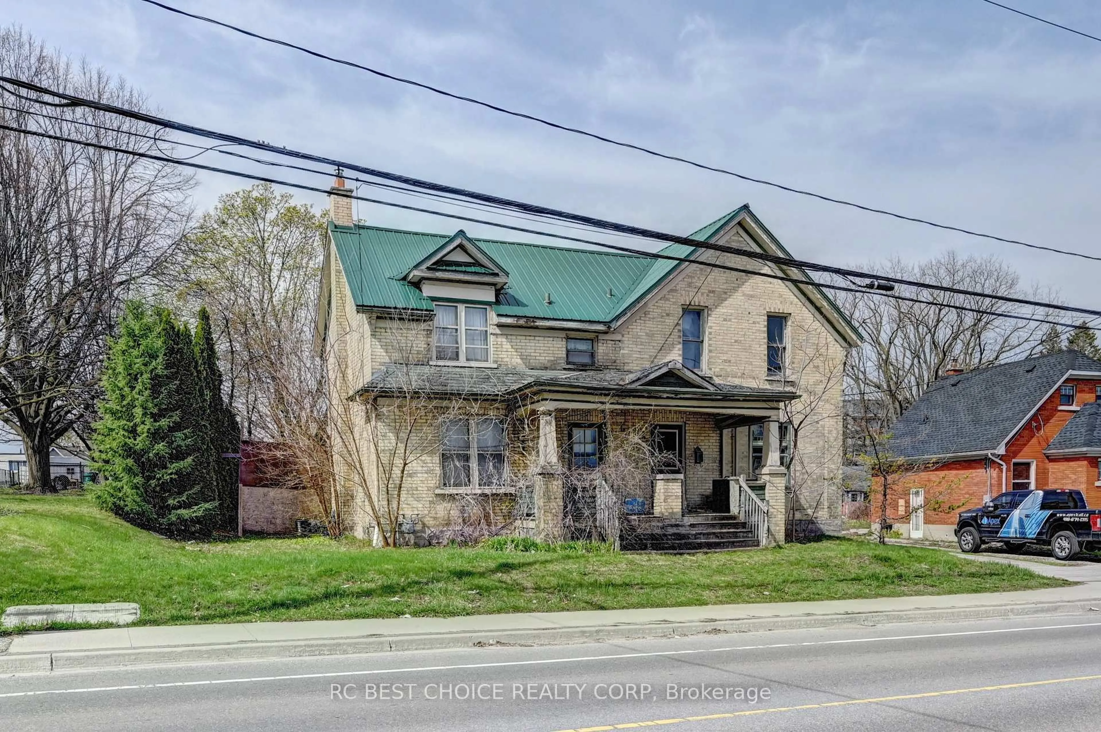 A pic from outside/outdoor area/front of a property/back of a property/a pic from drone, street for 263-265 Mill St, Kitchener Ontario N2M 3R4