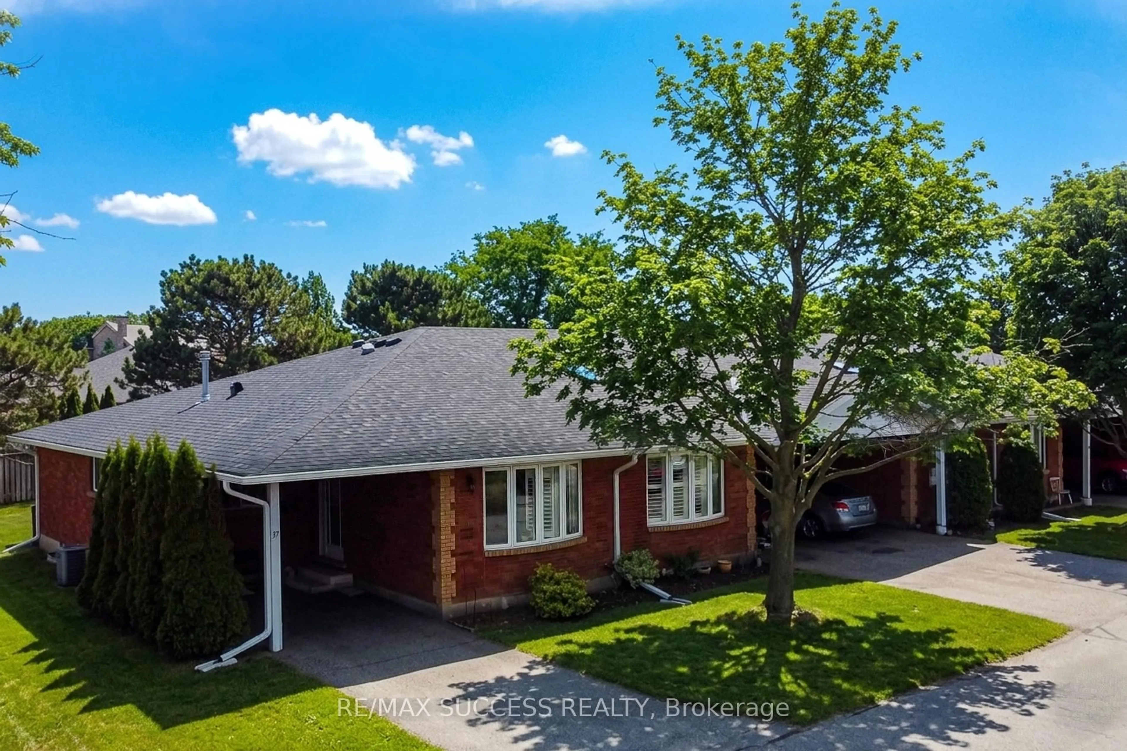 A pic from outside/outdoor area/front of a property/back of a property/a pic from drone, street for 1030 Colborne St #37, Brantford Ontario N3S 3T6