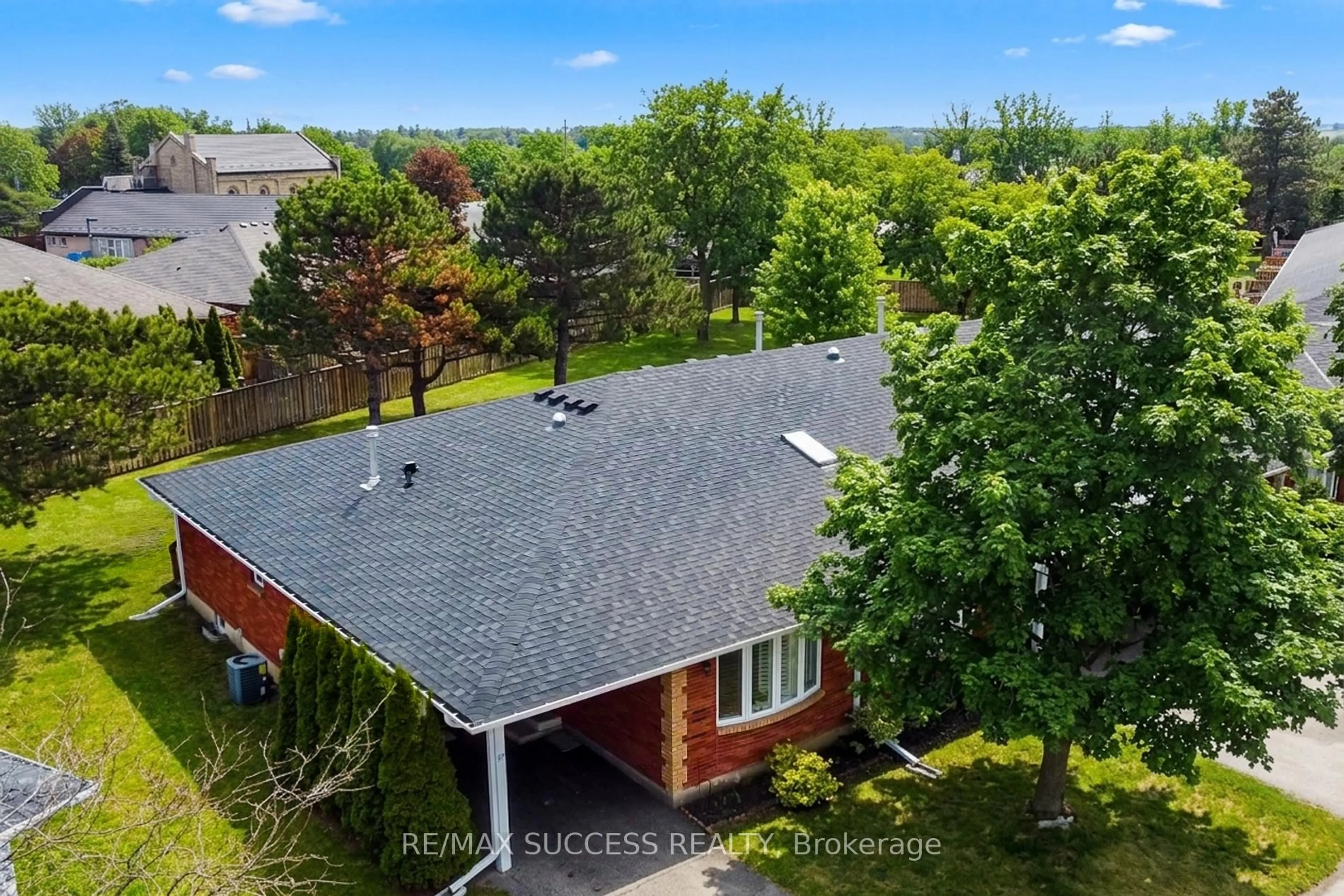 A pic from outside/outdoor area/front of a property/back of a property/a pic from drone, unknown for 1030 Colborne St #37, Brantford Ontario N3S 3T6