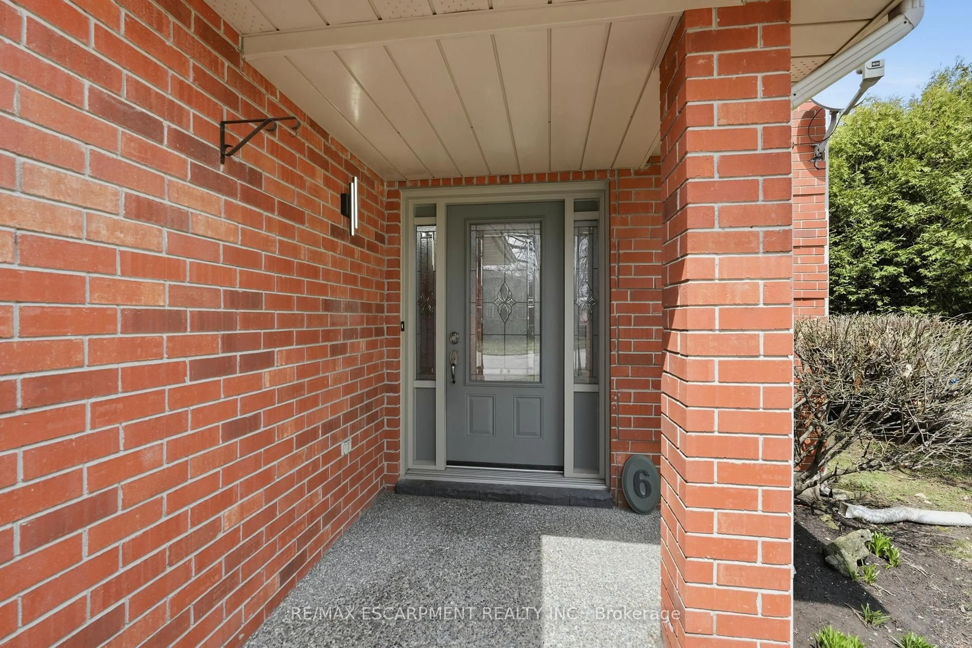 Indoor entryway for 6 Woodcroft Cres, Hamilton Ontario L8B 0H1