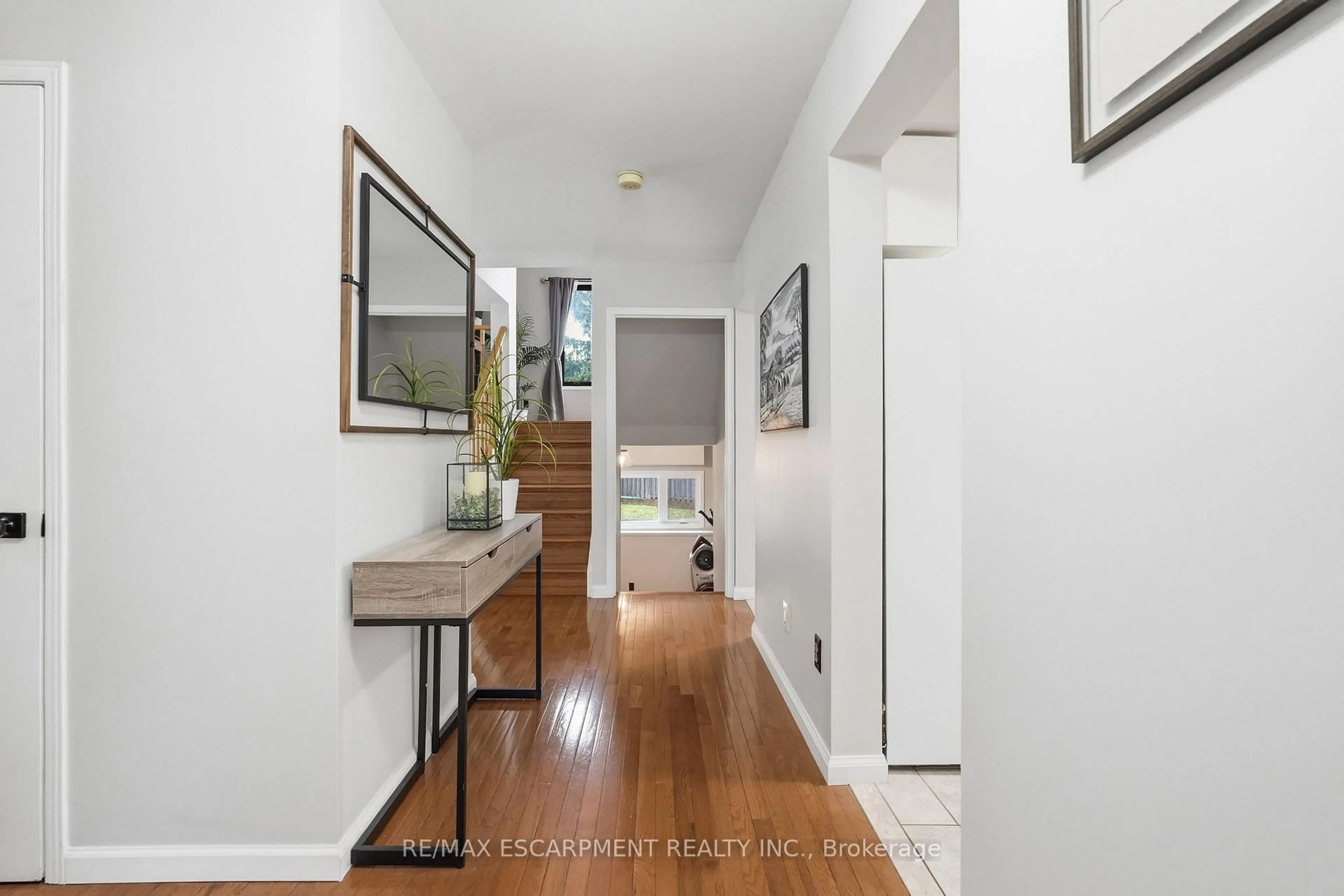 Indoor entryway for 6 Woodcroft Cres, Hamilton Ontario L8B 0H1