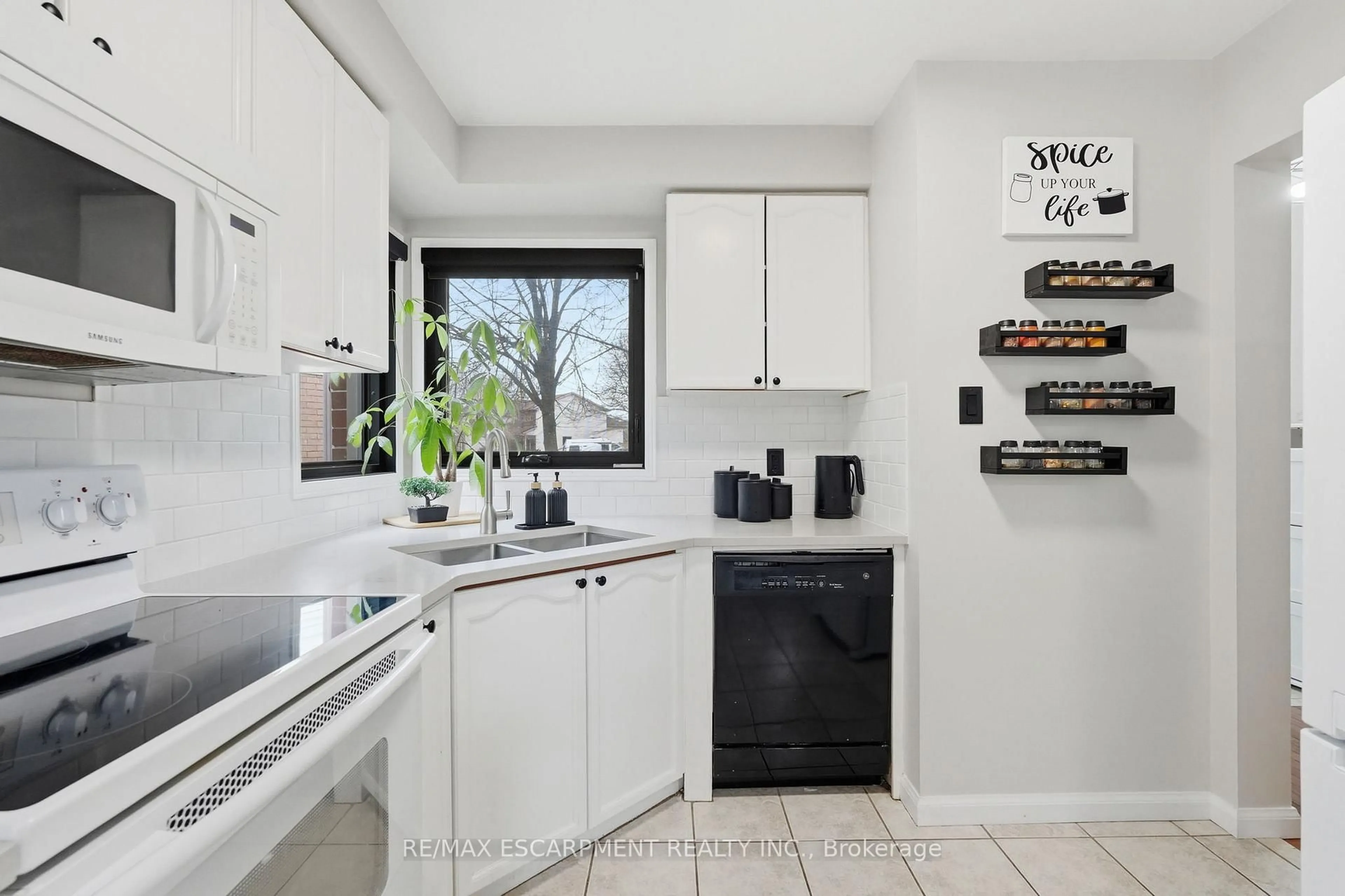 Standard kitchen, ceramic/tile floor for 6 Woodcroft Cres, Hamilton Ontario L8B 0H1