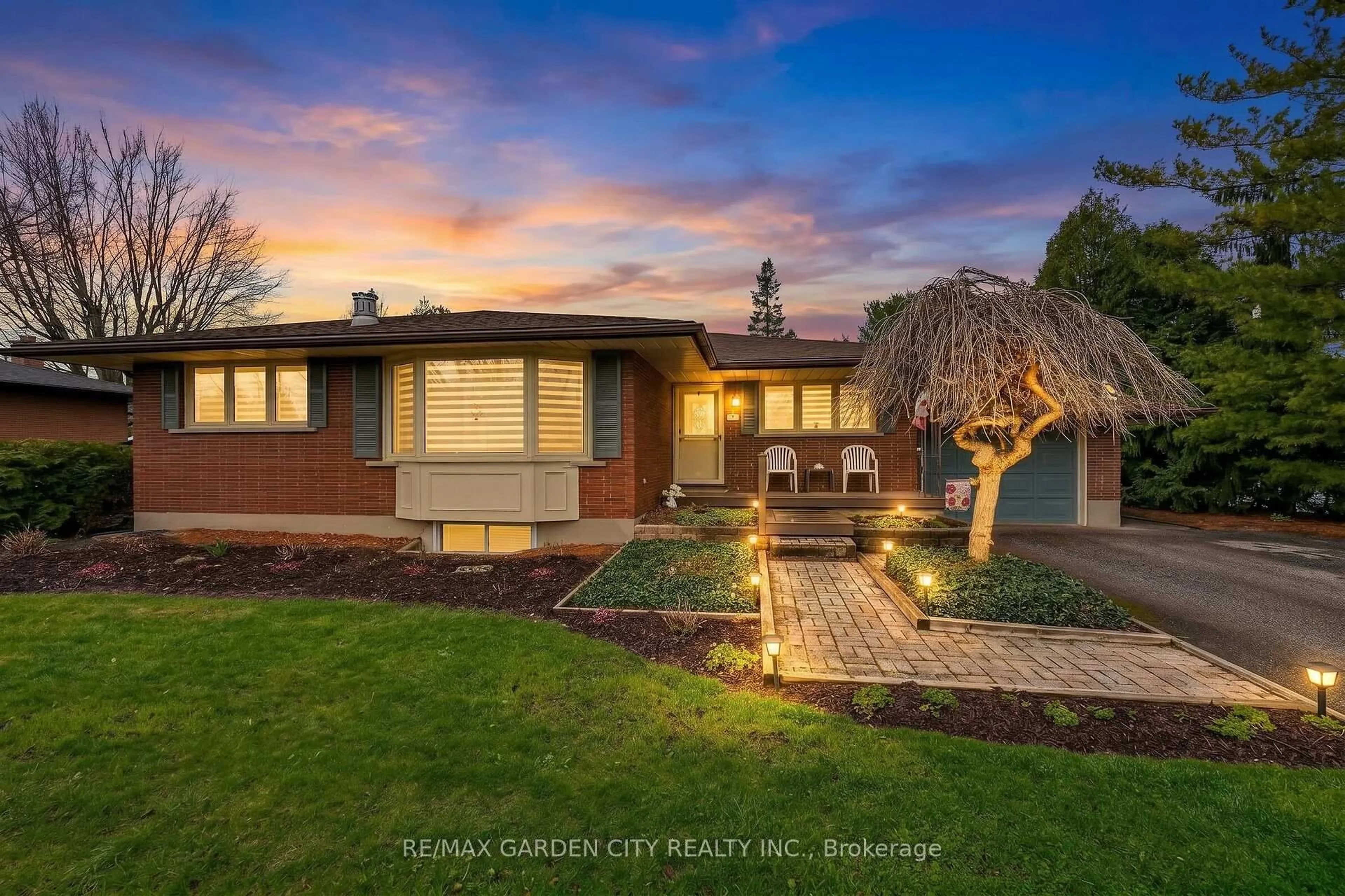 A pic from outside/outdoor area/front of a property/back of a property/a pic from drone, street for 17 Henry St, Niagara-on-the-Lake Ontario L0S 1T0