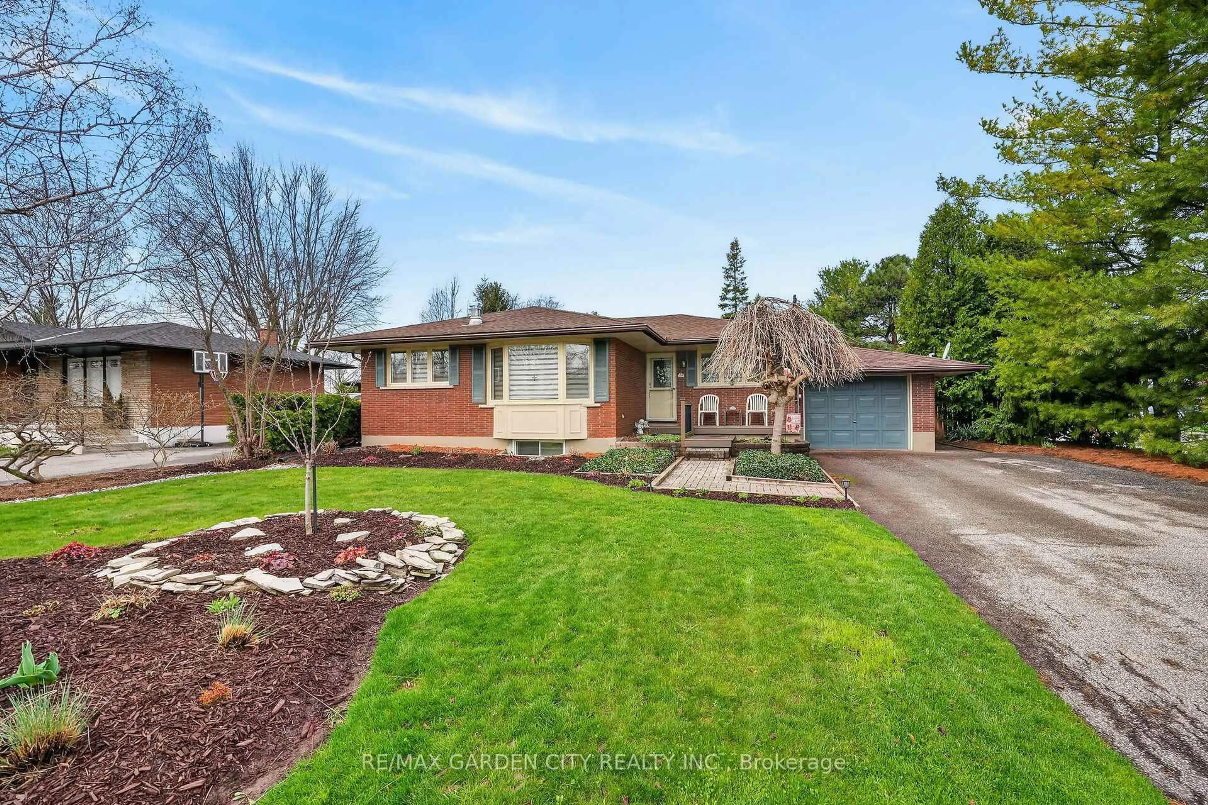 Home with brick exterior material, street for 17 Henry St, Niagara-on-the-Lake Ontario L0S 1T0