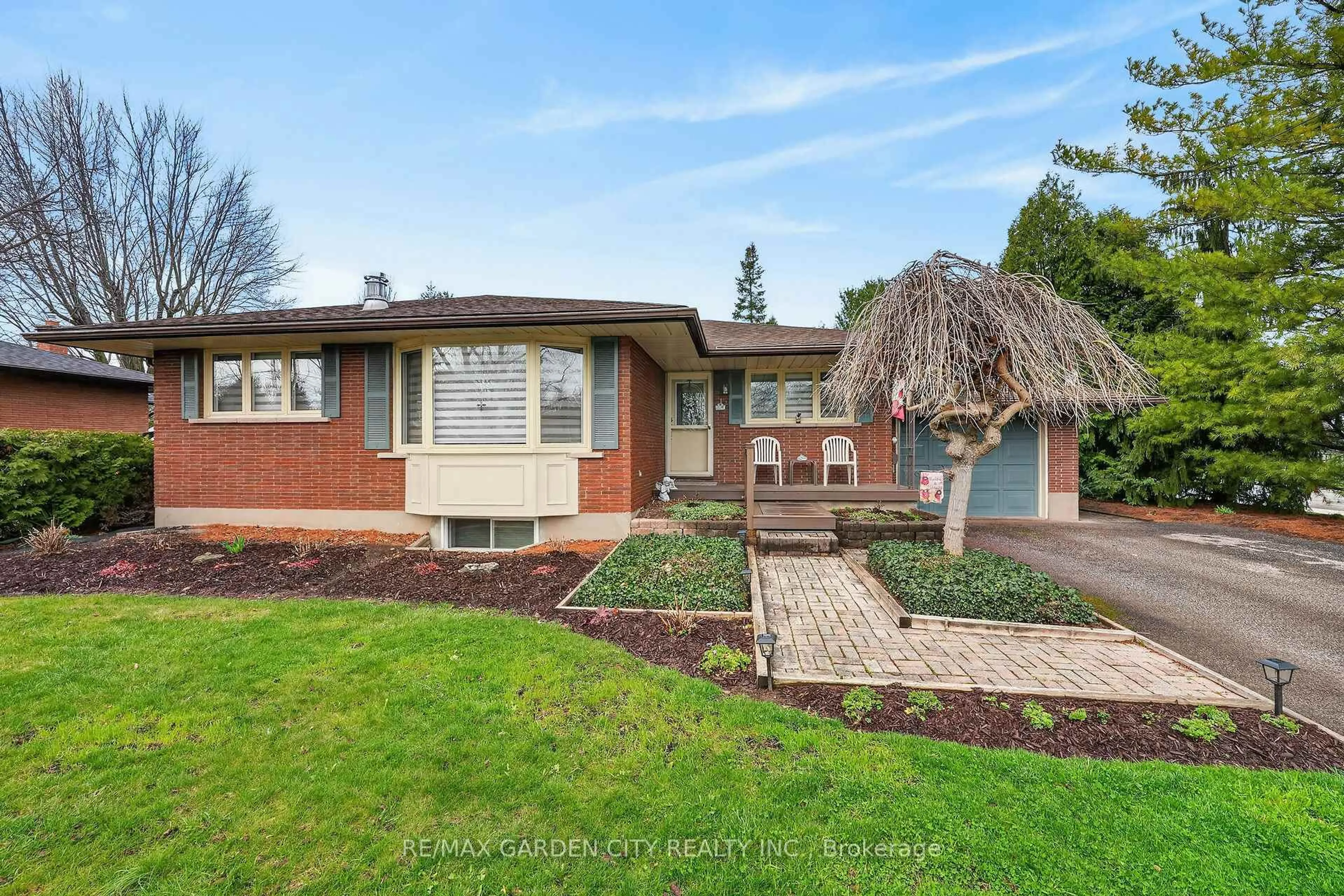 Home with brick exterior material, street for 17 Henry St, Niagara-on-the-Lake Ontario L0S 1T0