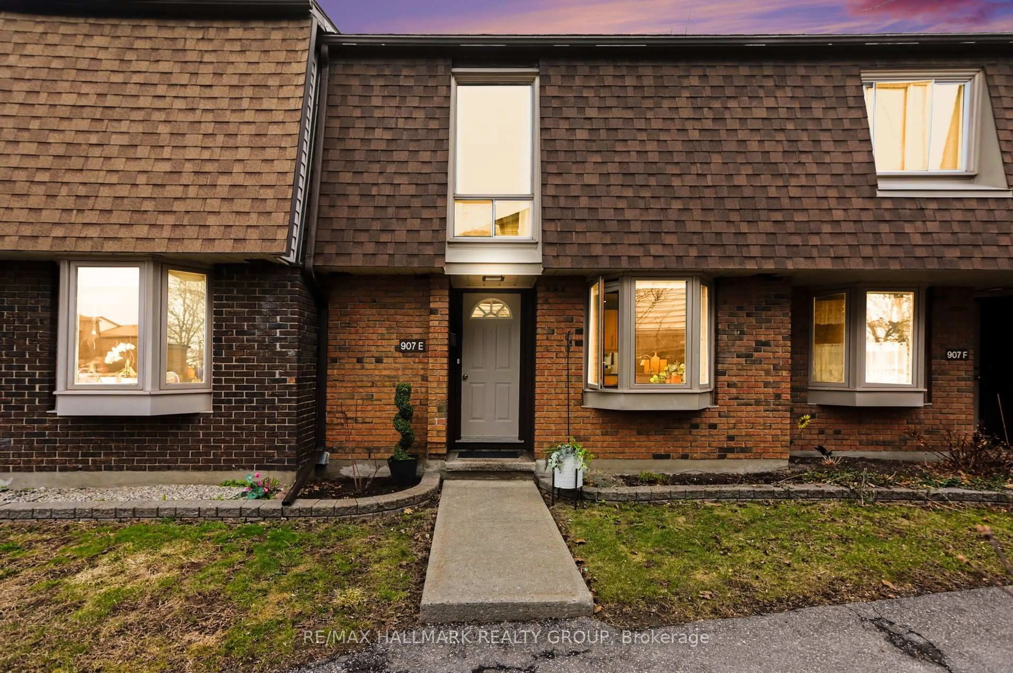 Home with brick exterior material, street for 907E Elmsmere Rd, Ottawa Ontario K1J 8G4