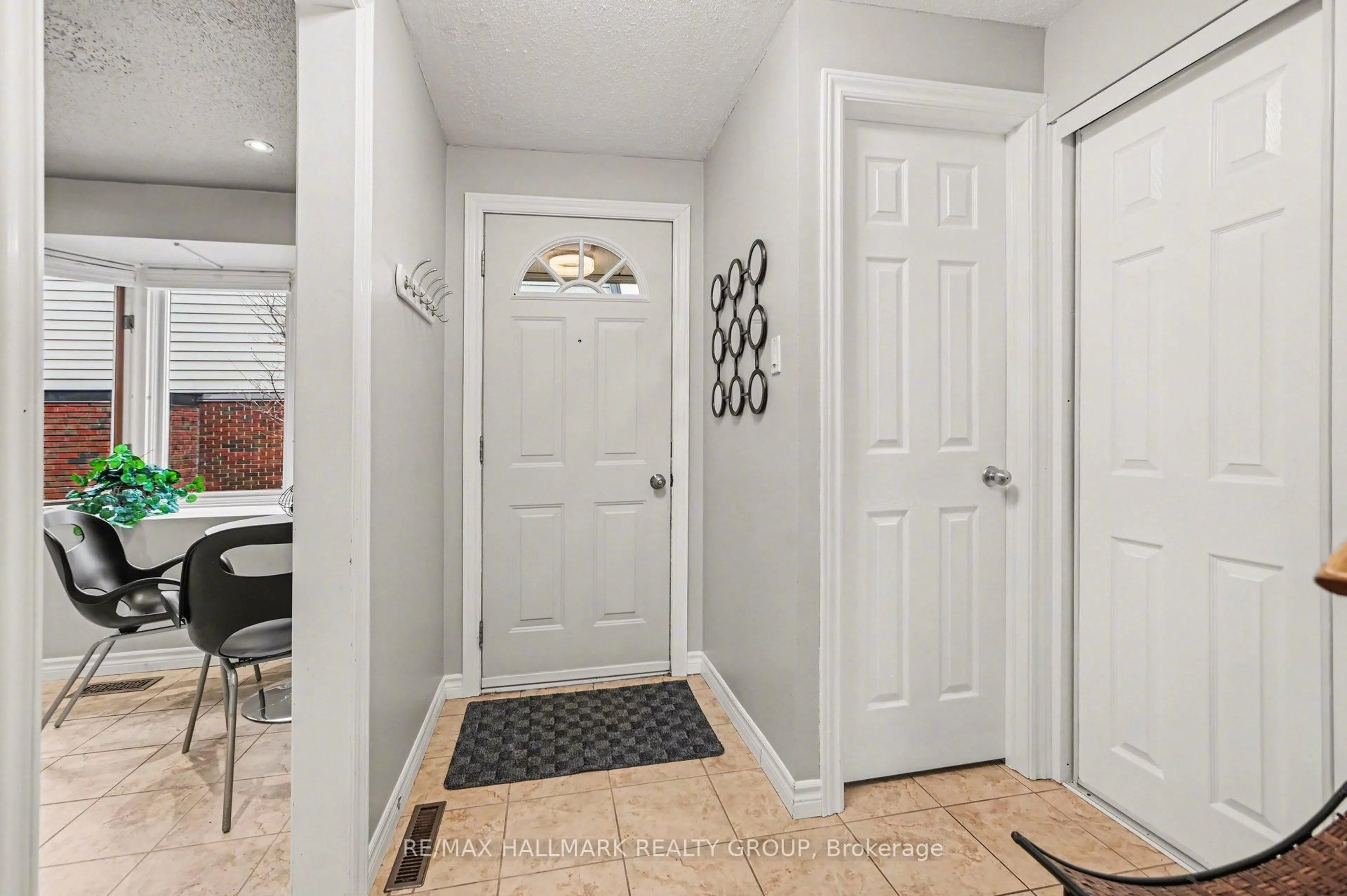 Indoor entryway for 907E Elmsmere Rd, Ottawa Ontario K1J 8G4