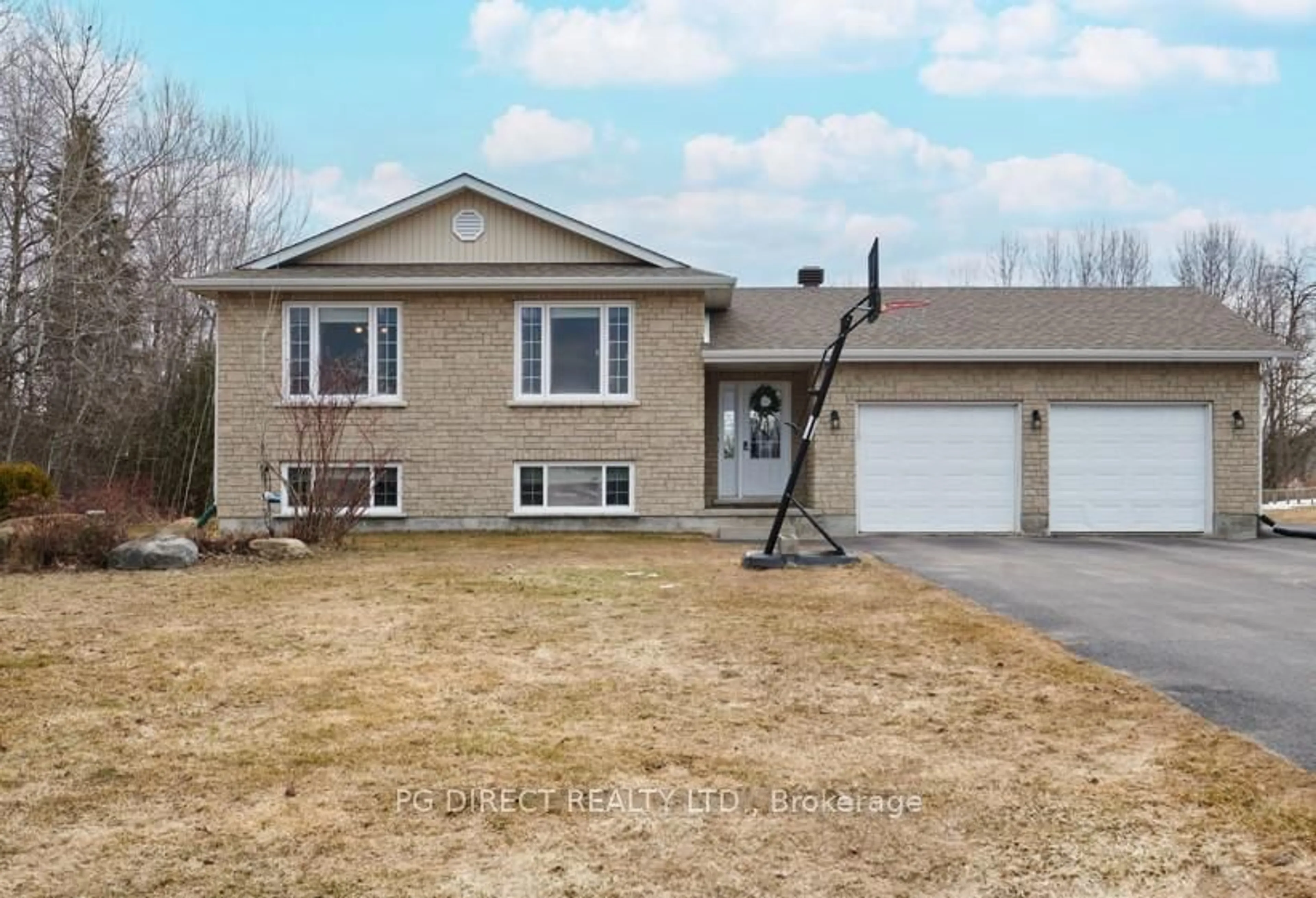 Home with vinyl exterior material, street for 16 Mallard St, Pembroke Ontario K8A 8N9