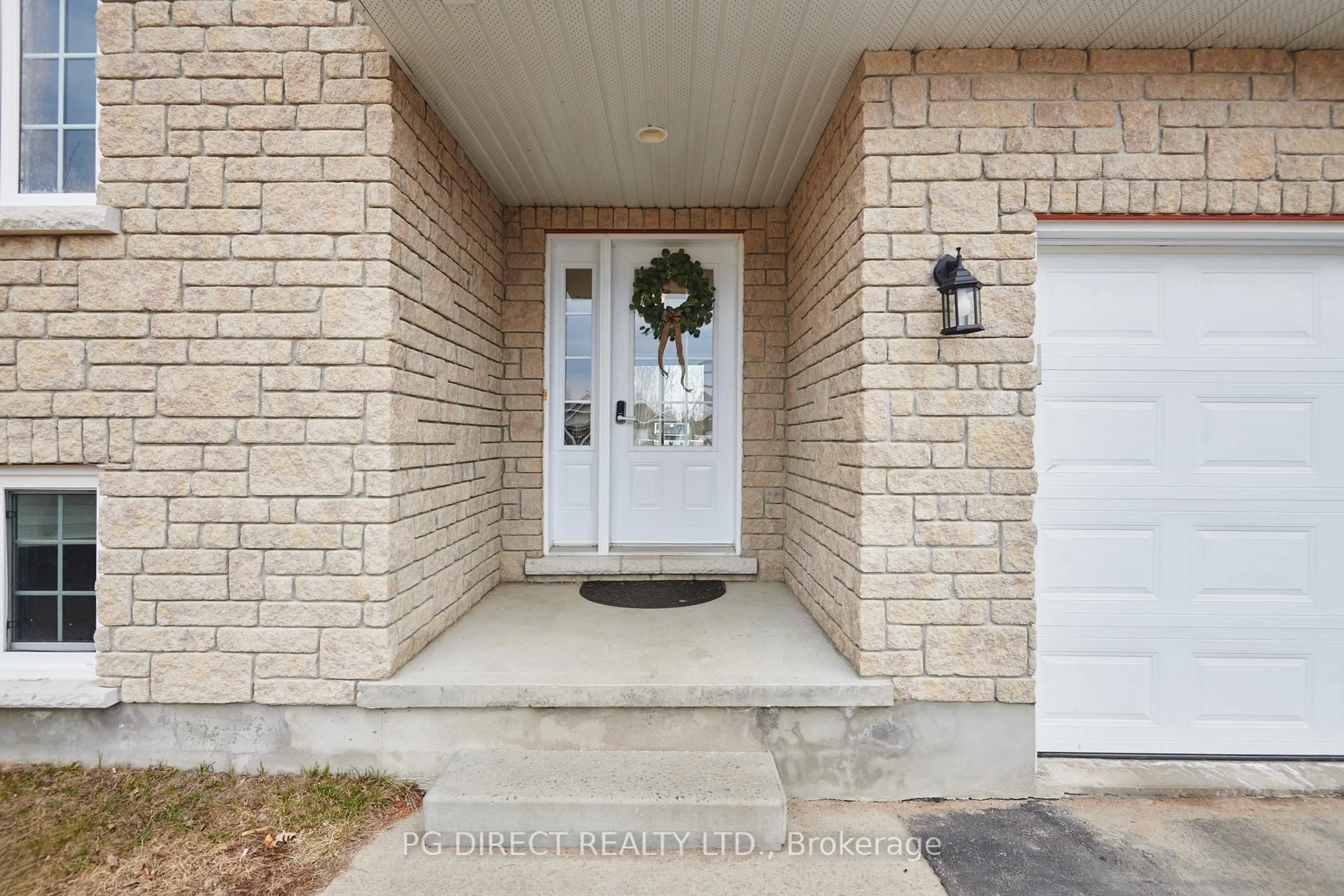 Indoor entryway for 16 Mallard St, Pembroke Ontario K8A 8N9