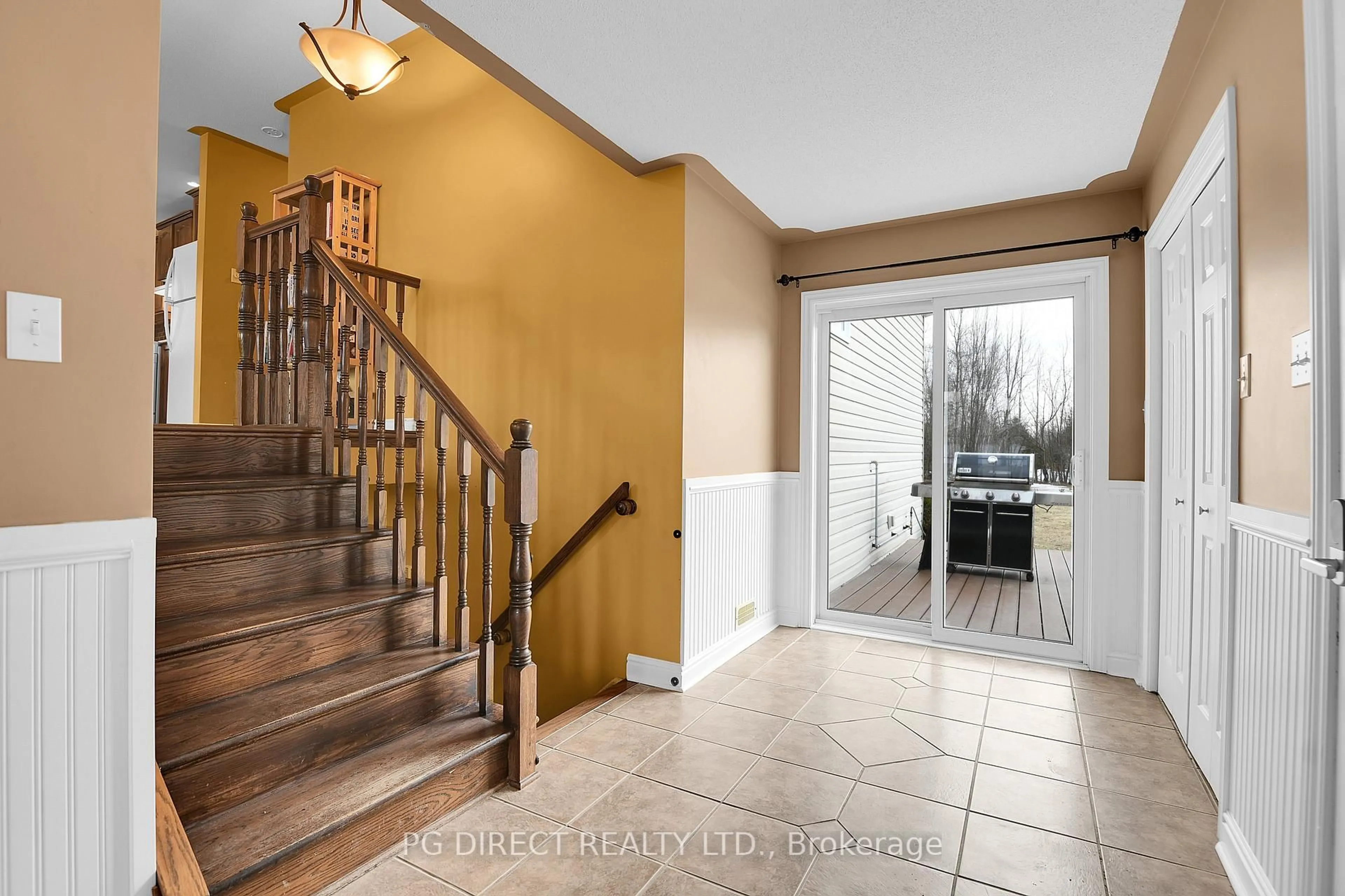 Indoor entryway for 16 Mallard St, Pembroke Ontario K8A 8N9