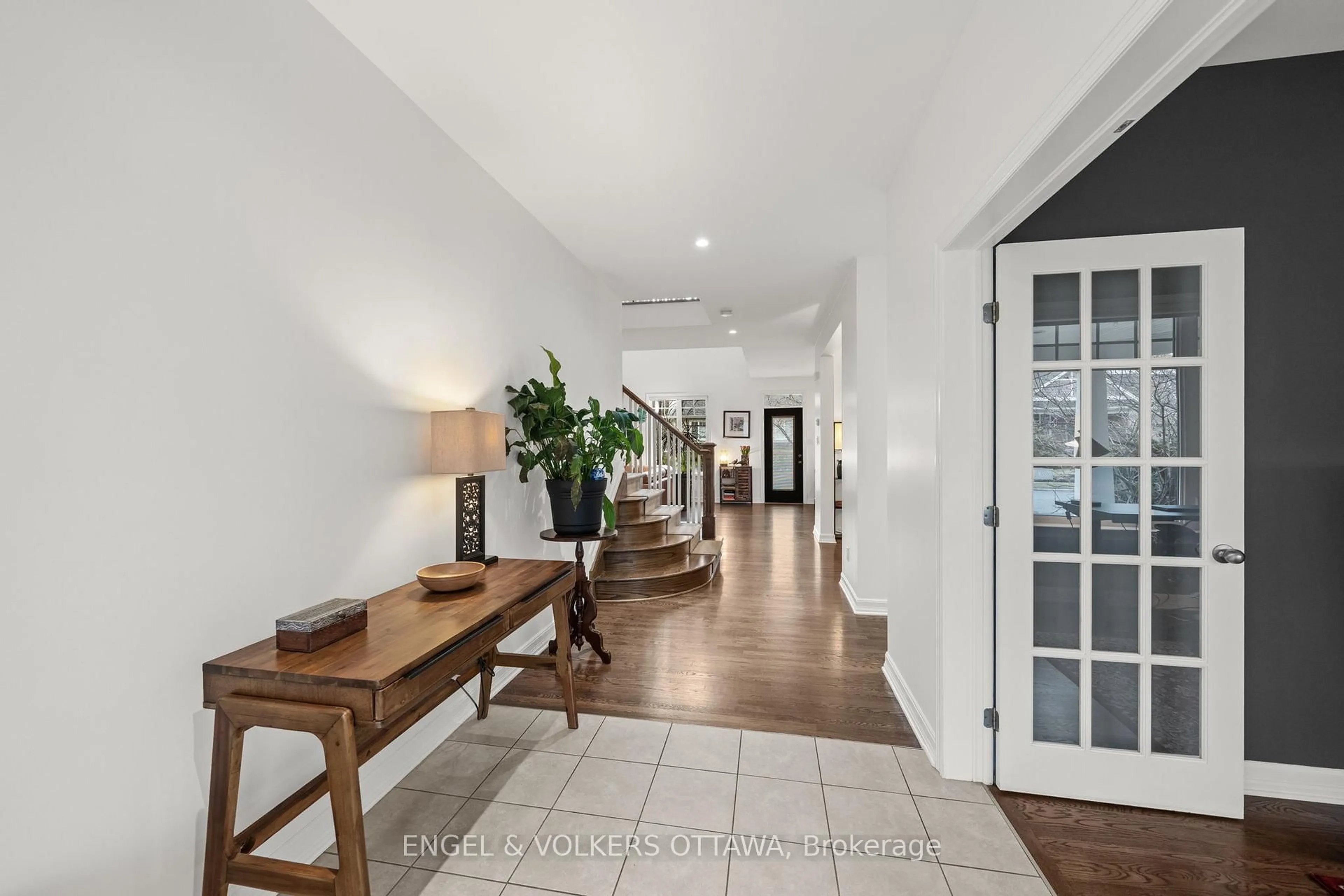 Indoor entryway for 566 ERINWOODS Circ, Ottawa Ontario K2J 5M8