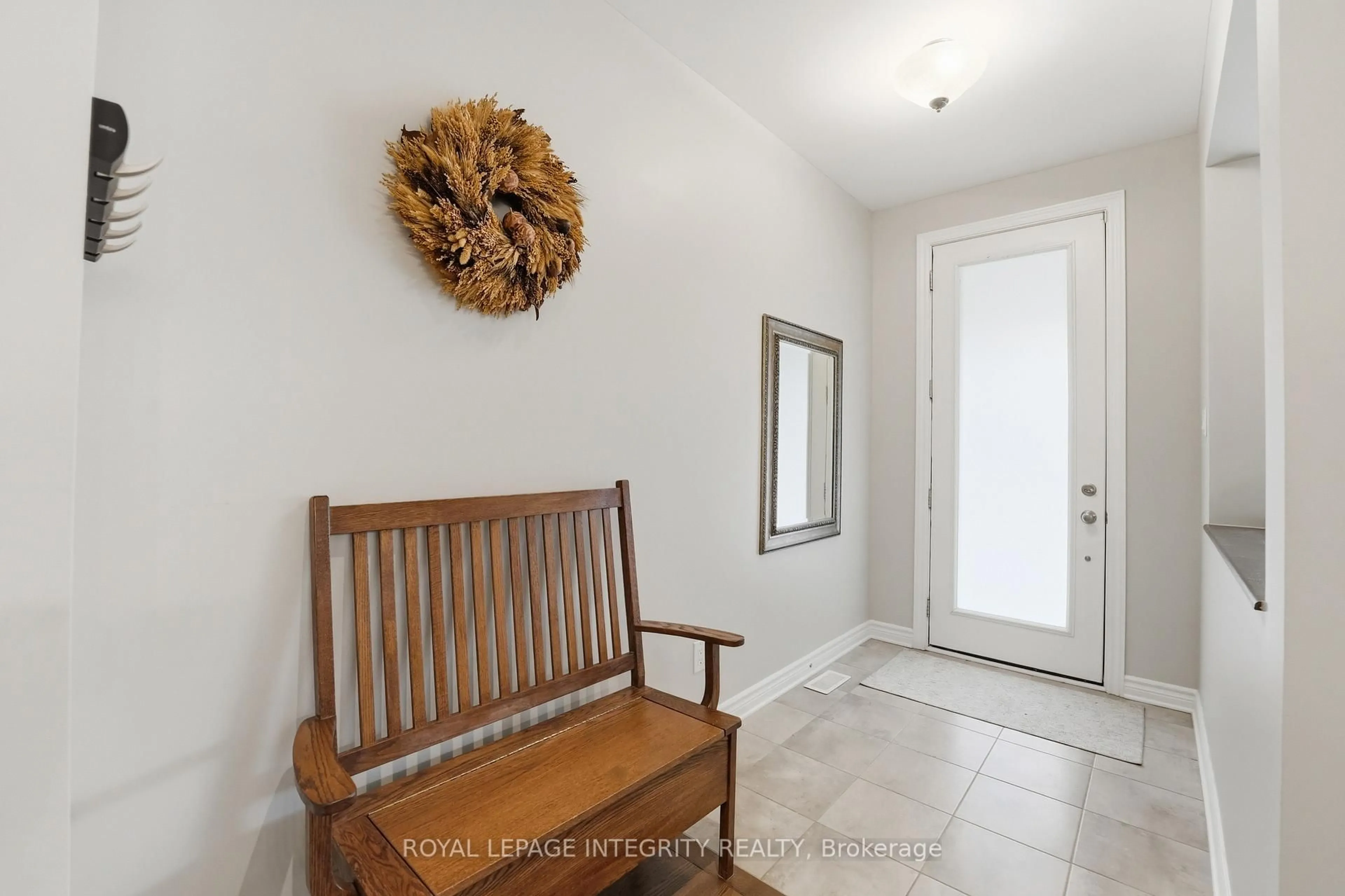 Indoor entryway for 211 Cooks Mill Cres, Ottawa Ontario K1V 2N1