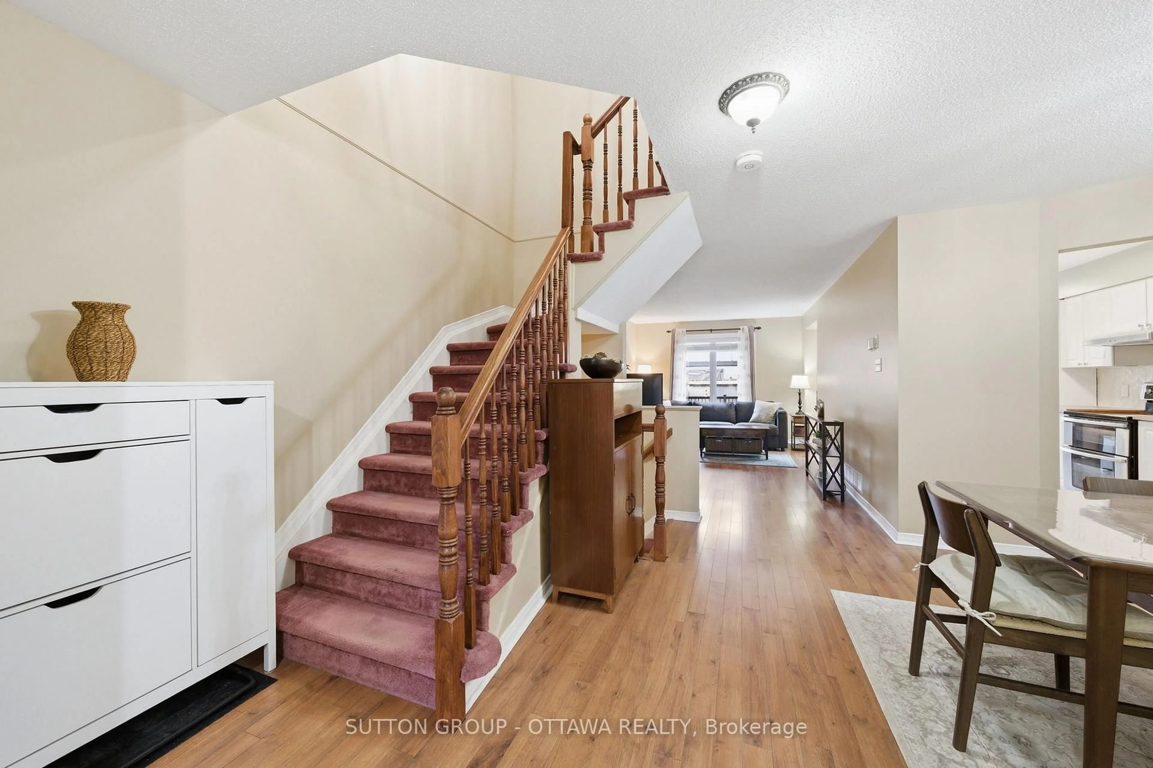 Indoor foyer for 814 Nesting Way, Orleans Ontario K4A 3X2