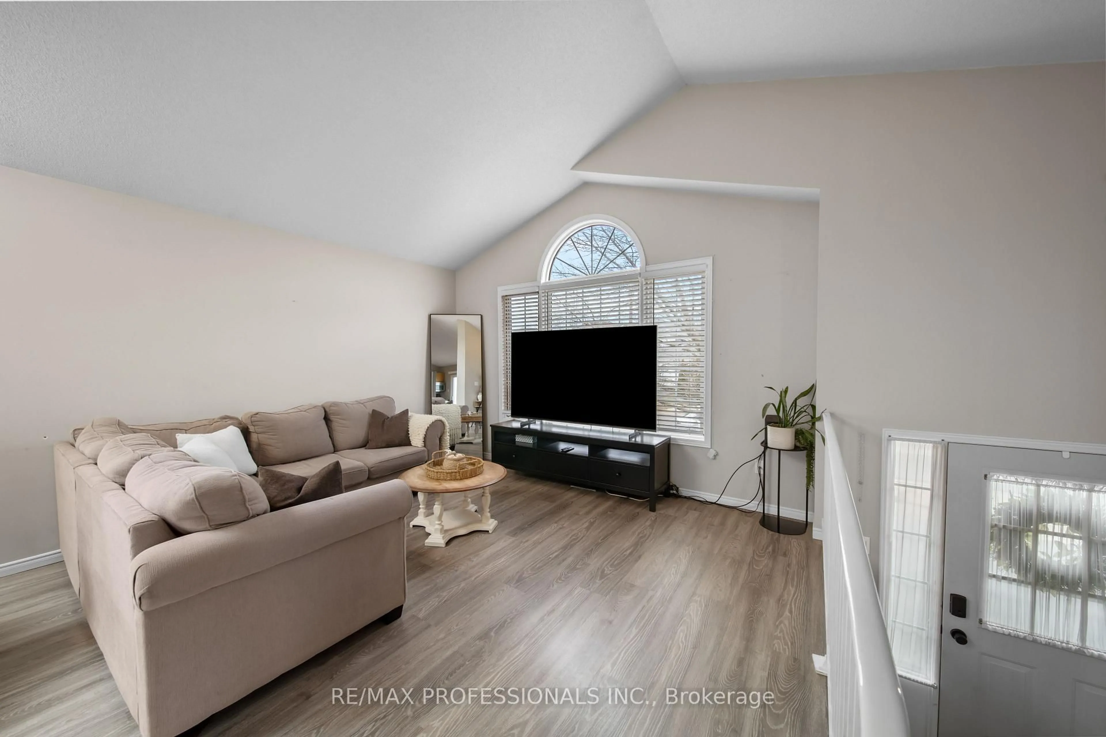 Living room with furniture, unknown for 522 Trico Dr, Cambridge Ontario N3H 5M5