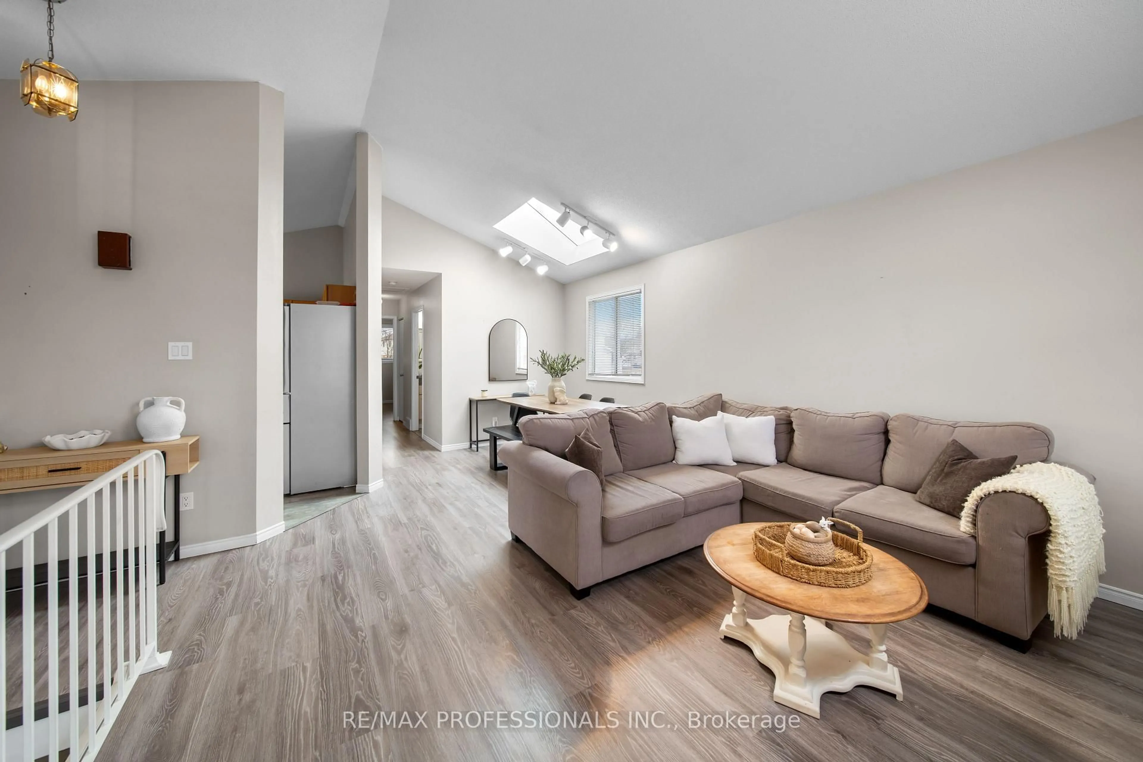 Living room with furniture, unknown for 522 Trico Dr, Cambridge Ontario N3H 5M5