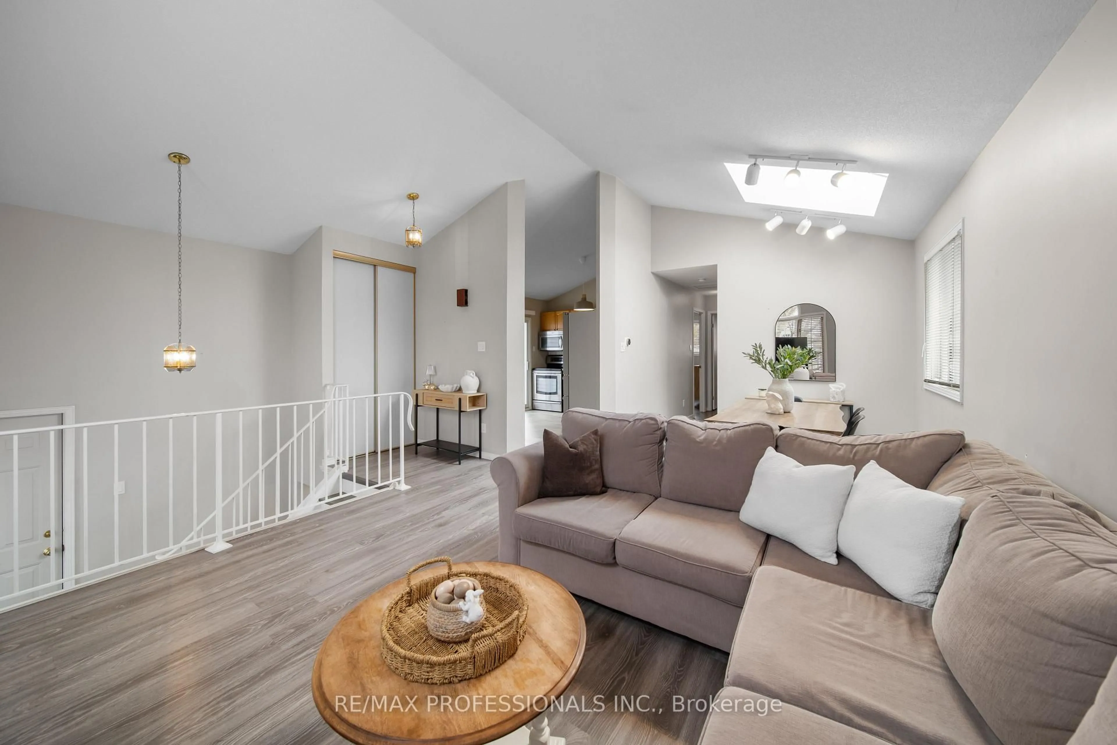 Living room with furniture, unknown for 522 Trico Dr, Cambridge Ontario N3H 5M5