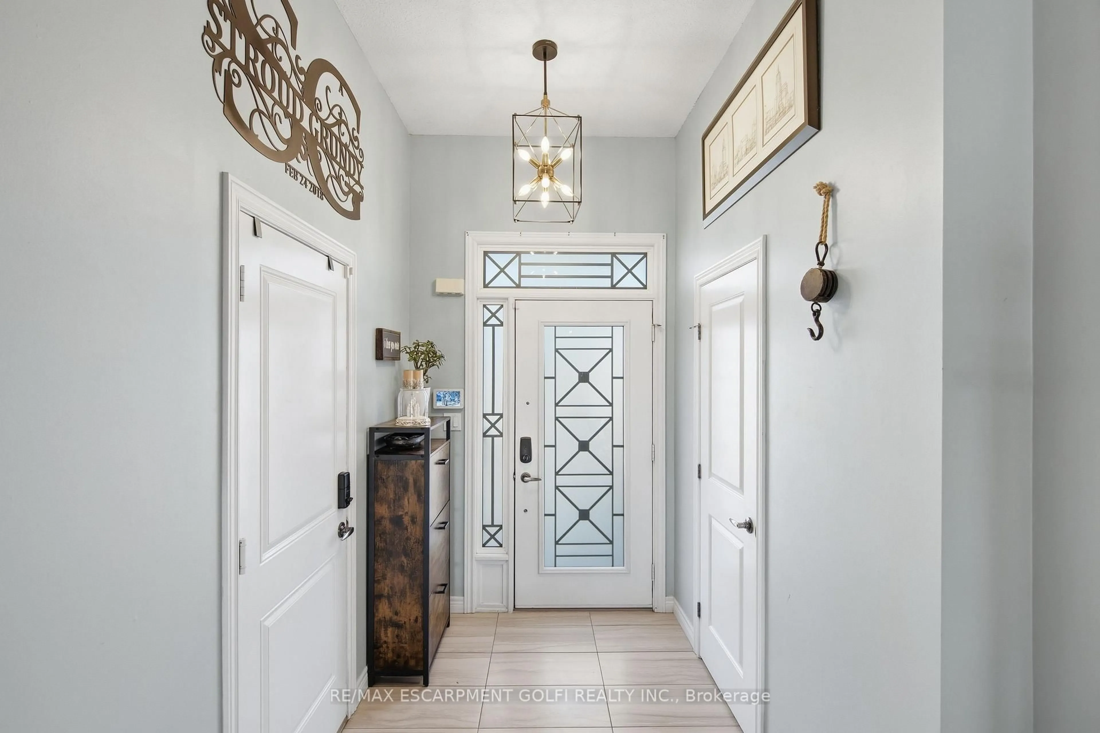 Indoor entryway for 37 FAIRGROUNDS Dr, Hamilton Ontario L0R 1C0