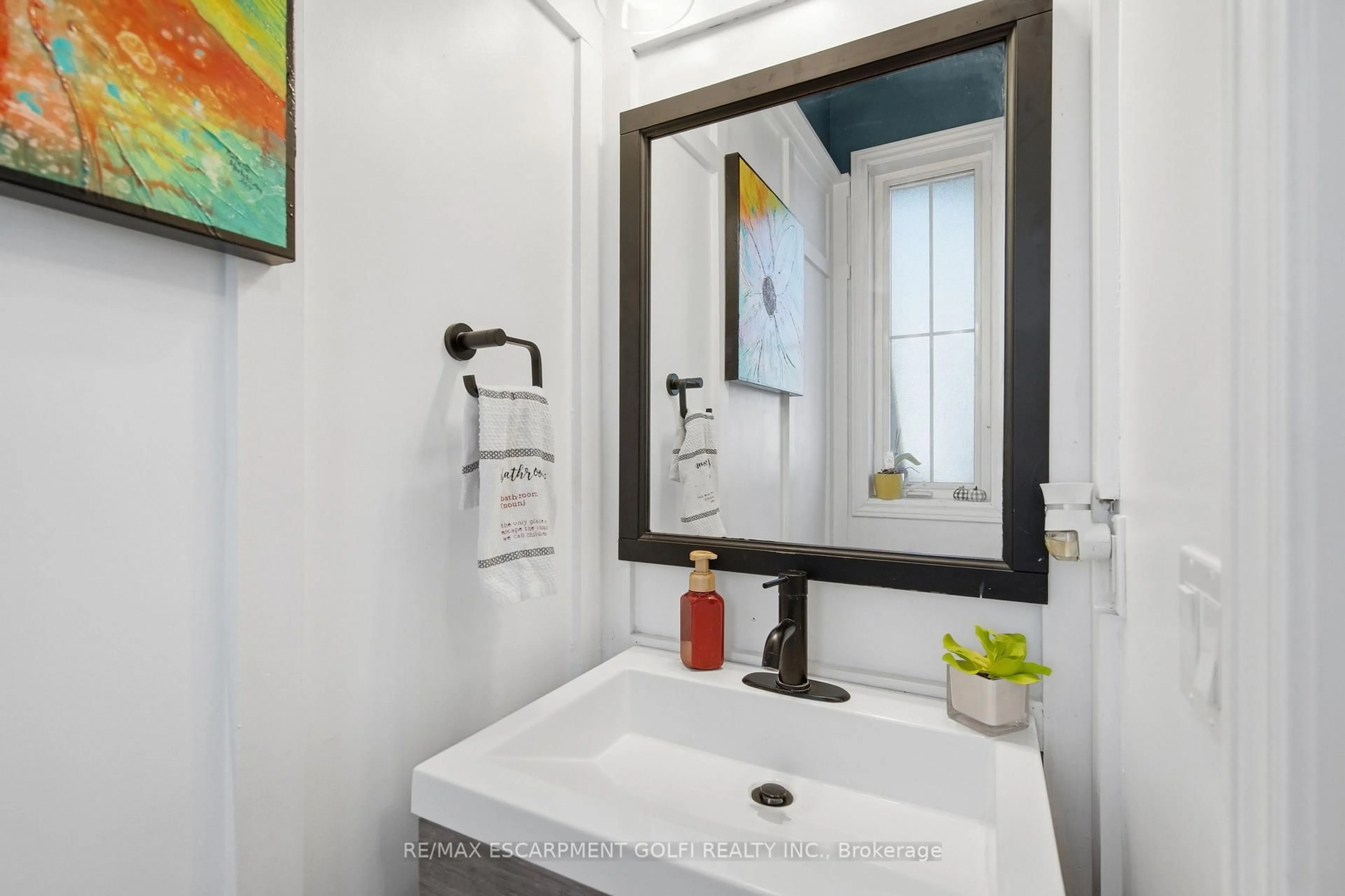 Standard bathroom, ceramic/tile floor for 37 FAIRGROUNDS Dr, Hamilton Ontario L0R 1C0