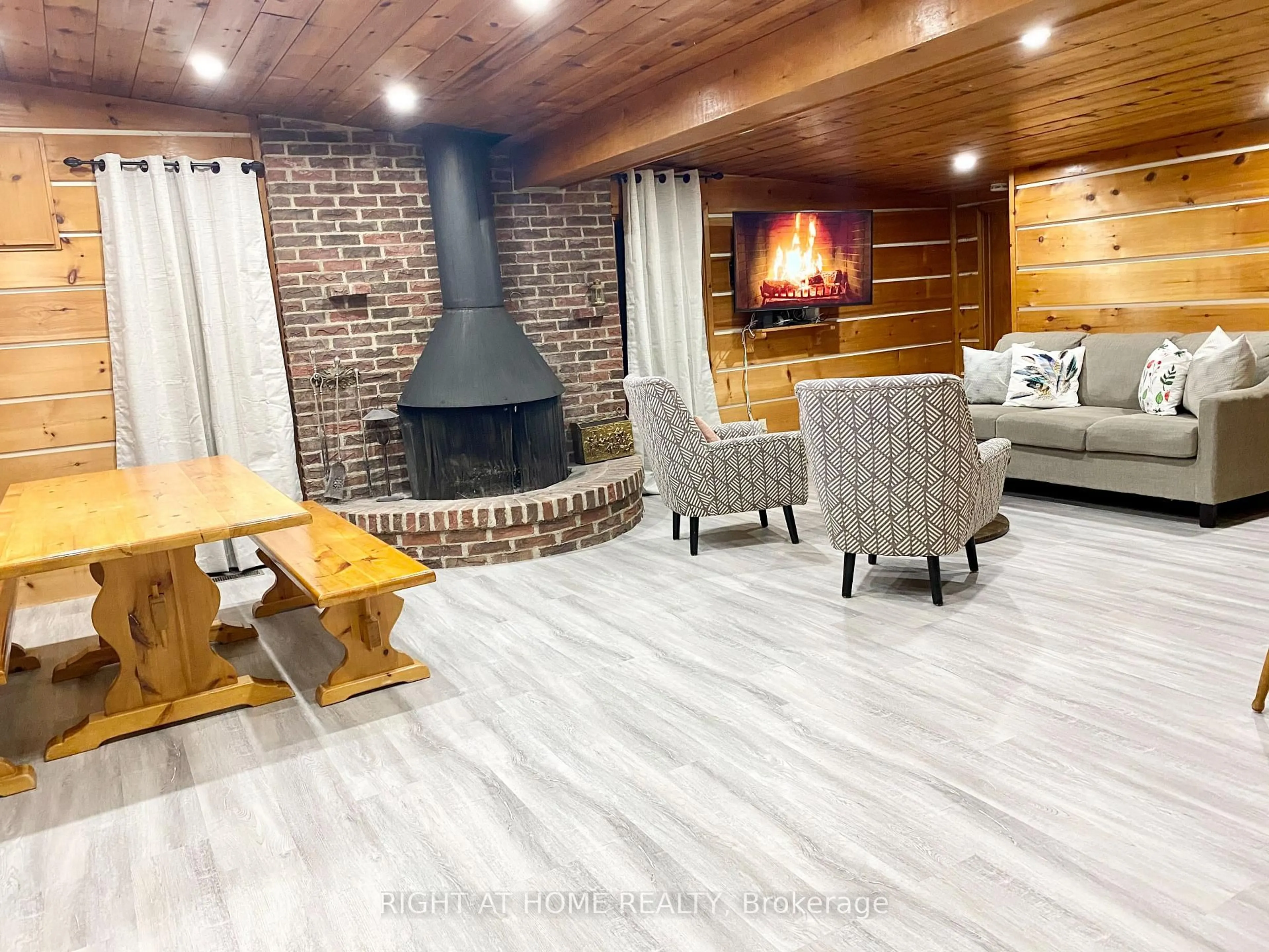 Living room with furniture, wood/laminate floor for 108 Settlers Way, Blue Mountains Ontario L9Y 0N9