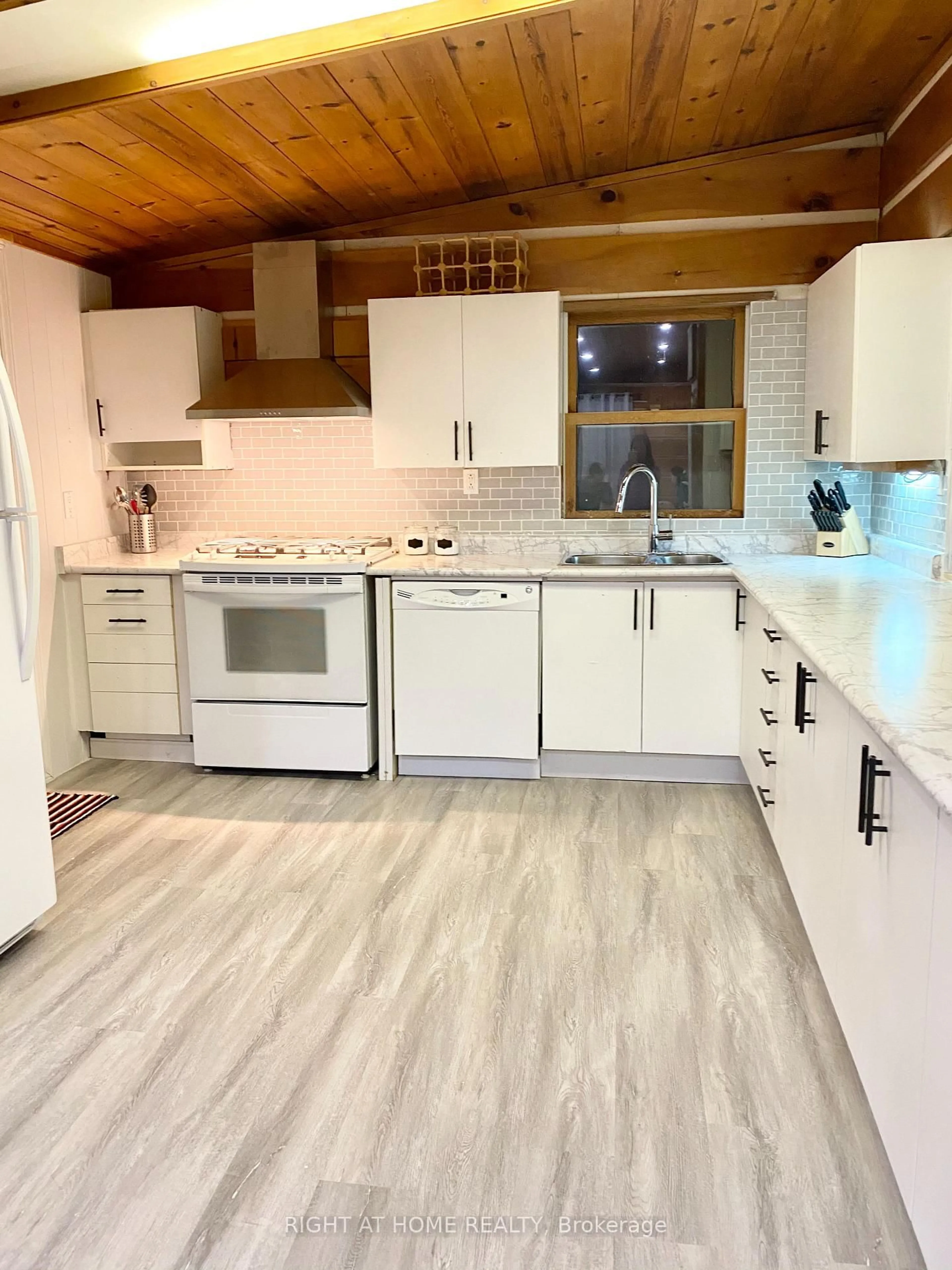 Open concept kitchen, wood/laminate floor for 108 Settlers Way, Blue Mountains Ontario L9Y 0N9