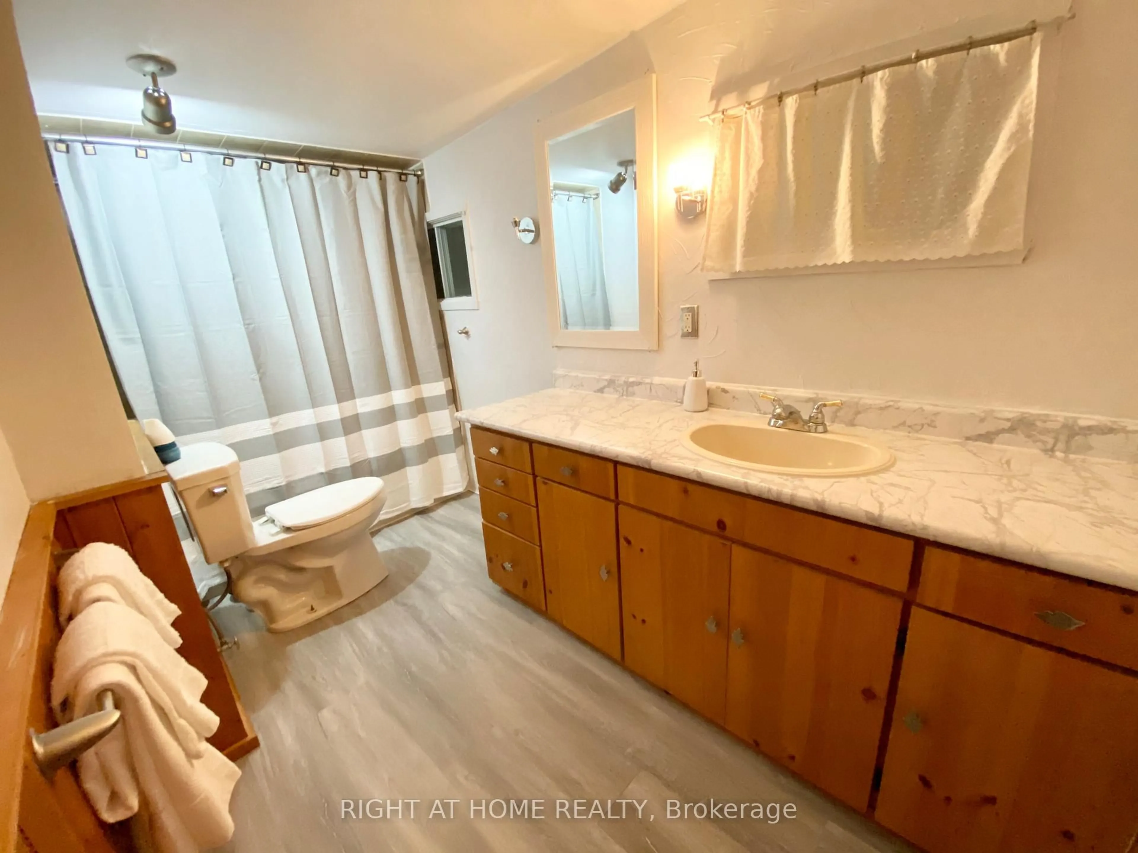 Standard bathroom, ceramic/tile floor for 108 Settlers Way, Blue Mountains Ontario L9Y 0N9