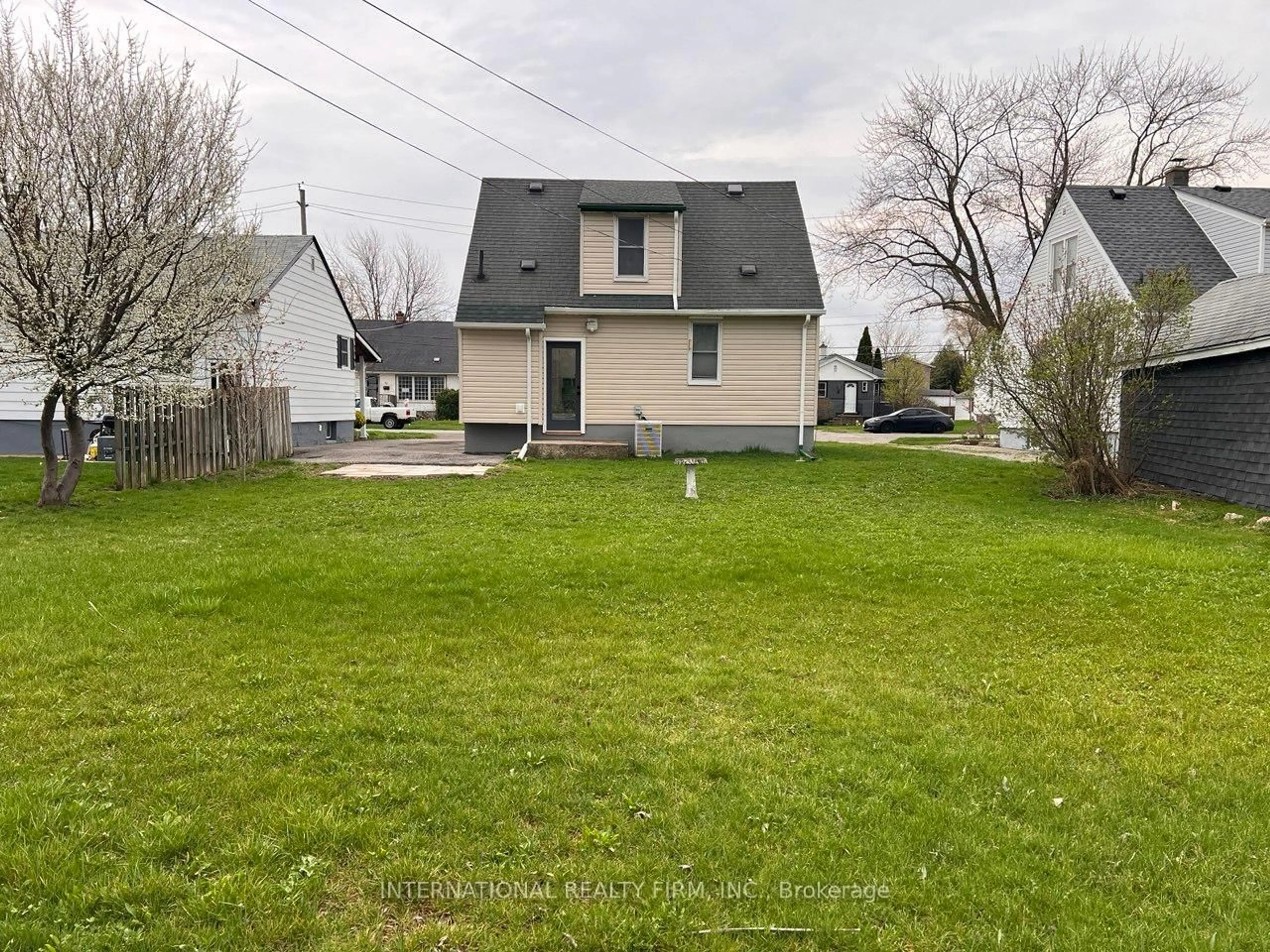 A pic from outside/outdoor area/front of a property/back of a property/a pic from drone, street for 9 Admiral Rd, St. Catharines Ontario L2P 1G4