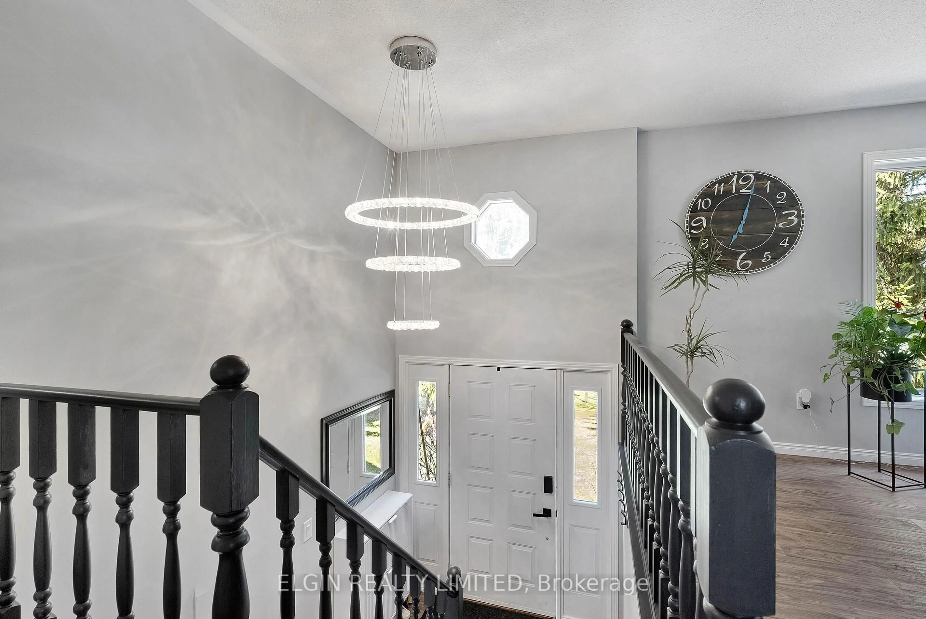 Indoor foyer for 42549 Sparta Line, Central Elgin Ontario N0L 2L0