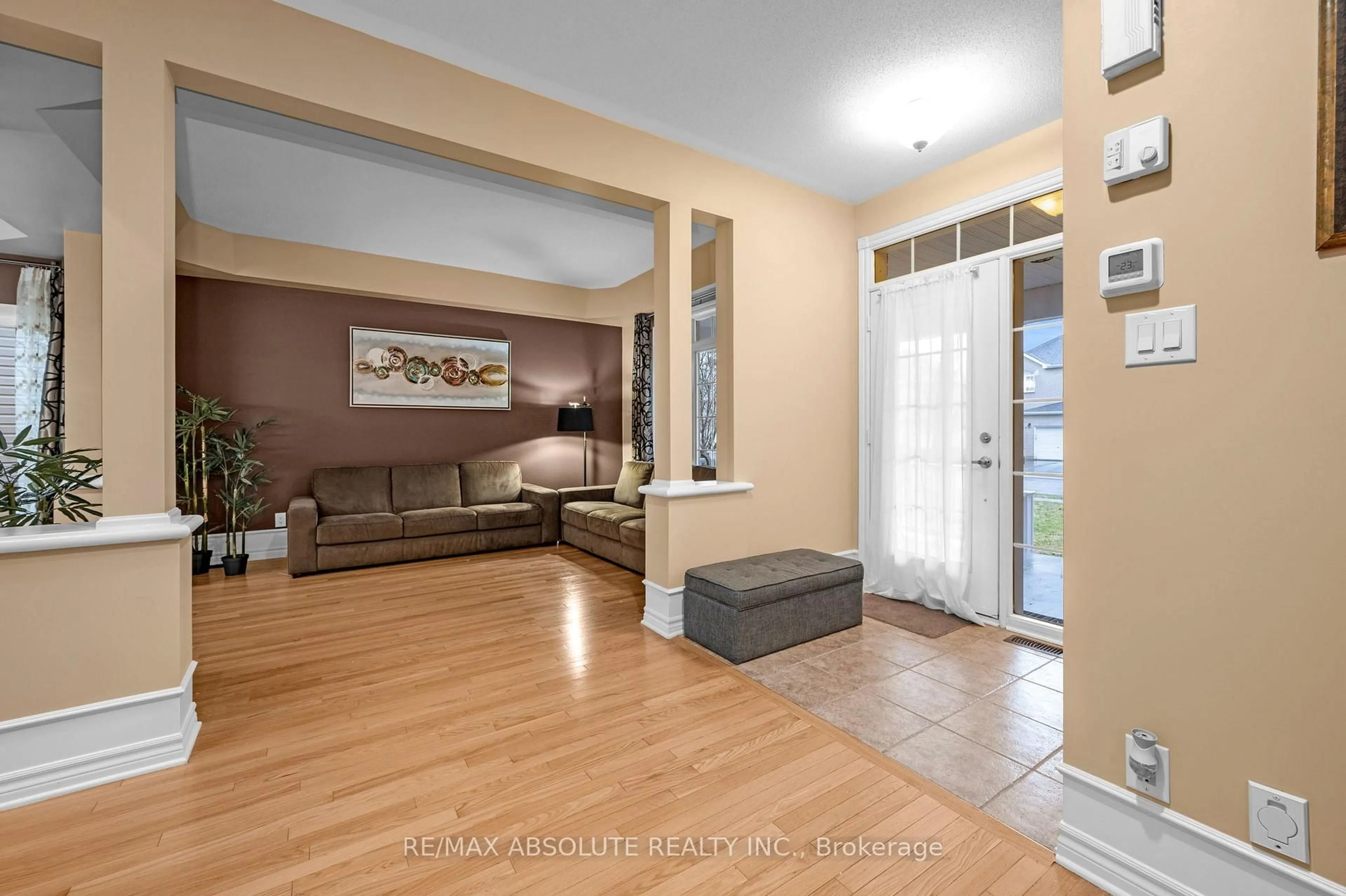 Indoor entryway for 70 Cedar Valley Dr, Kanata Ontario K2M 3A3