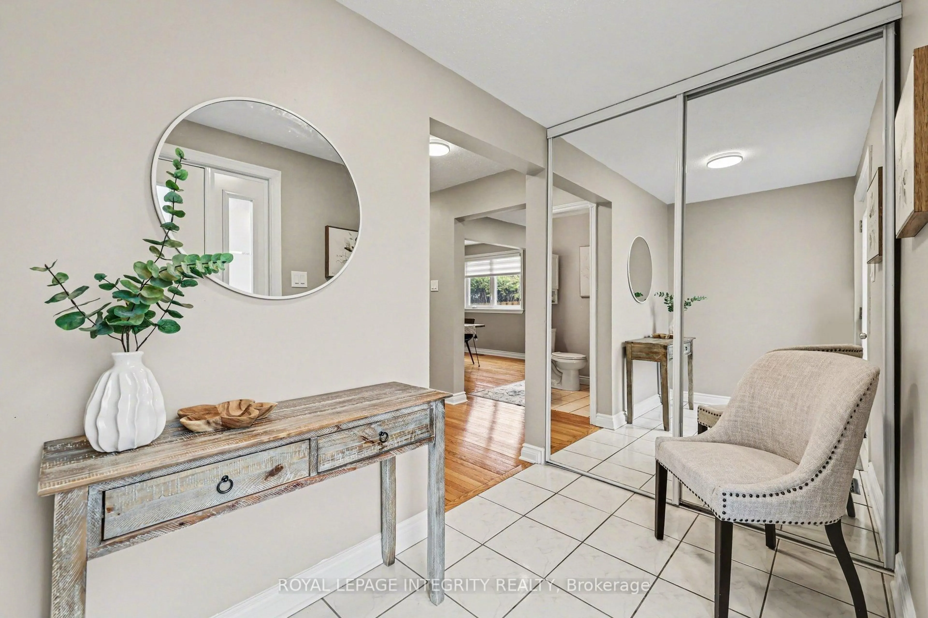 Indoor entryway for 15 Raftus Sq, Ottawa Ontario K2J 2K9