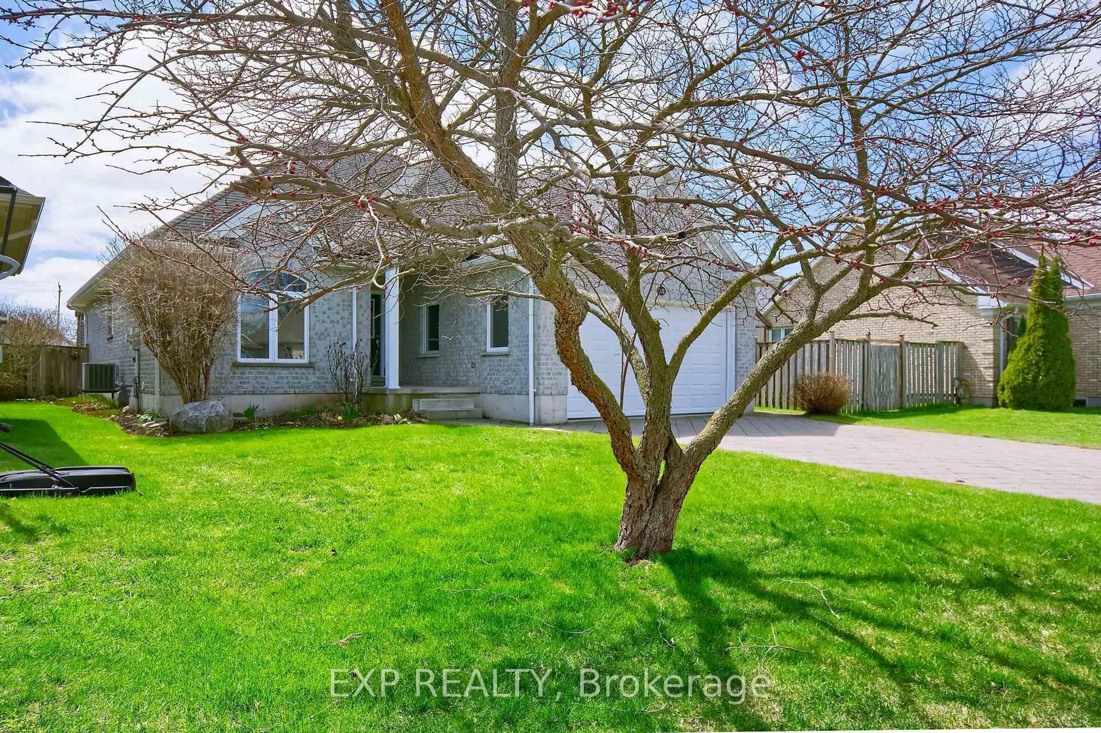 A pic from outside/outdoor area/front of a property/back of a property/a pic from drone, street for 54 Treadwell St, Aylmer Ontario N5H 3J5